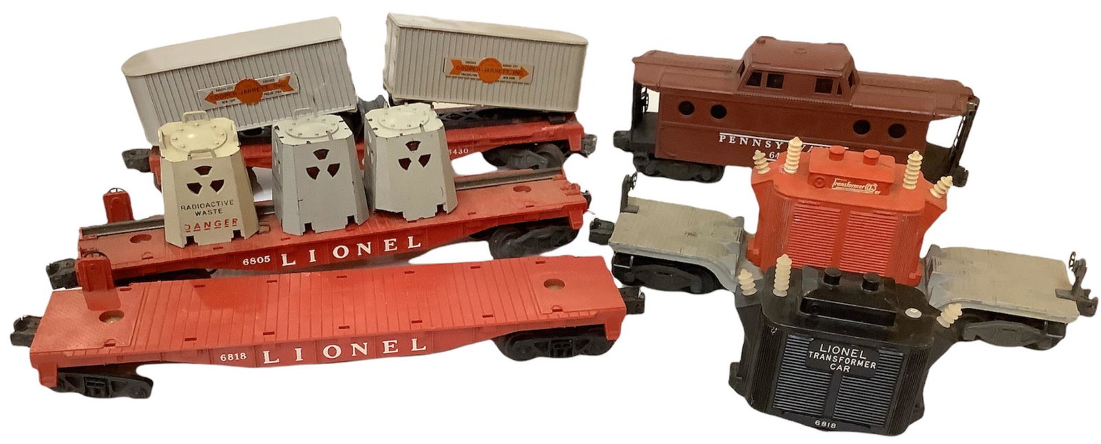 Lot of Lionel O gauge cars including 6805, 6430, 6818,: Lot of Lionel O gauge cars including 6805, 6430, 6818, 2461, 6437