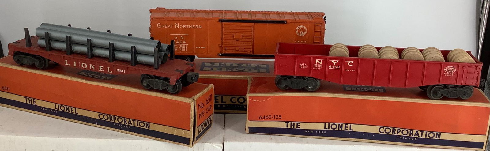 Lionel postwar 6511 pipe car, 6464-25 GN boxcar and (1 of 1)