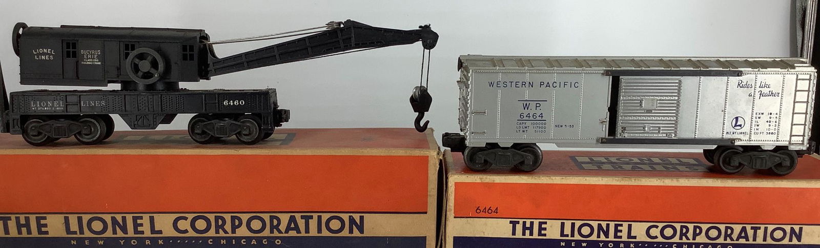 Lionel postwar 6460 operating work crane and 6464 (1 of 1)
