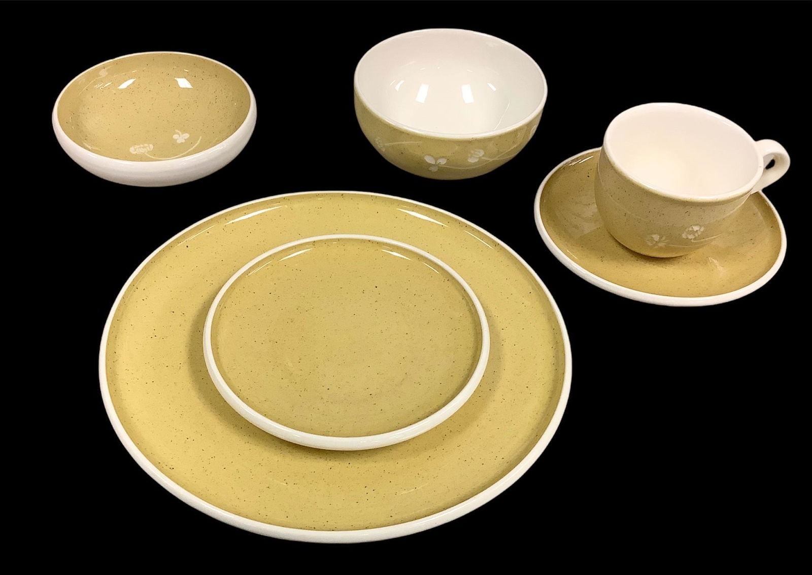 Harkerware by Russel Wright one place setting plus several bowls - 2 sizes and cups & saucers. 32: Harkerware by Russel Wright one place setting plus several bowls - 2 sizes and cups & saucers. 32 pieces in all
