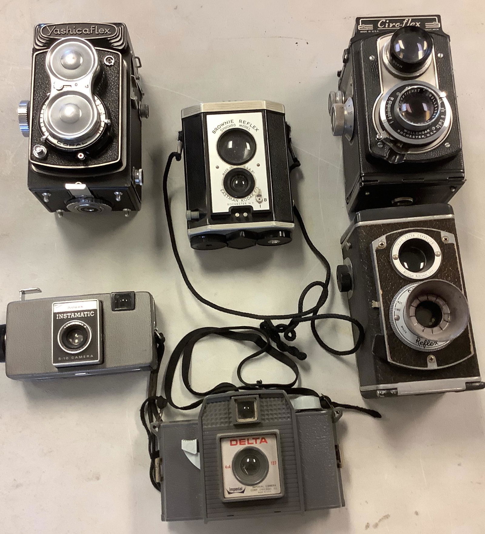 Lot of 6 vintage cameras include Brownie and a Yashicaflex. (1 of 1)