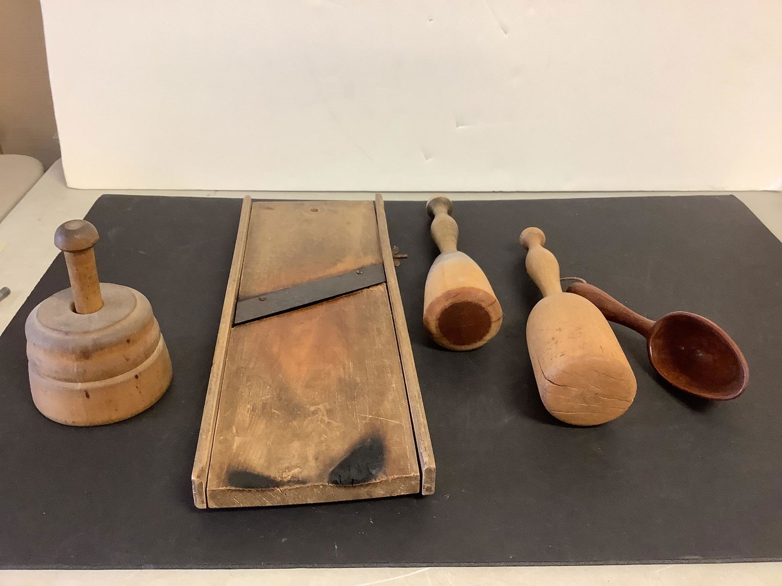 Lot of wooden kitchen utensils (1 of 1)