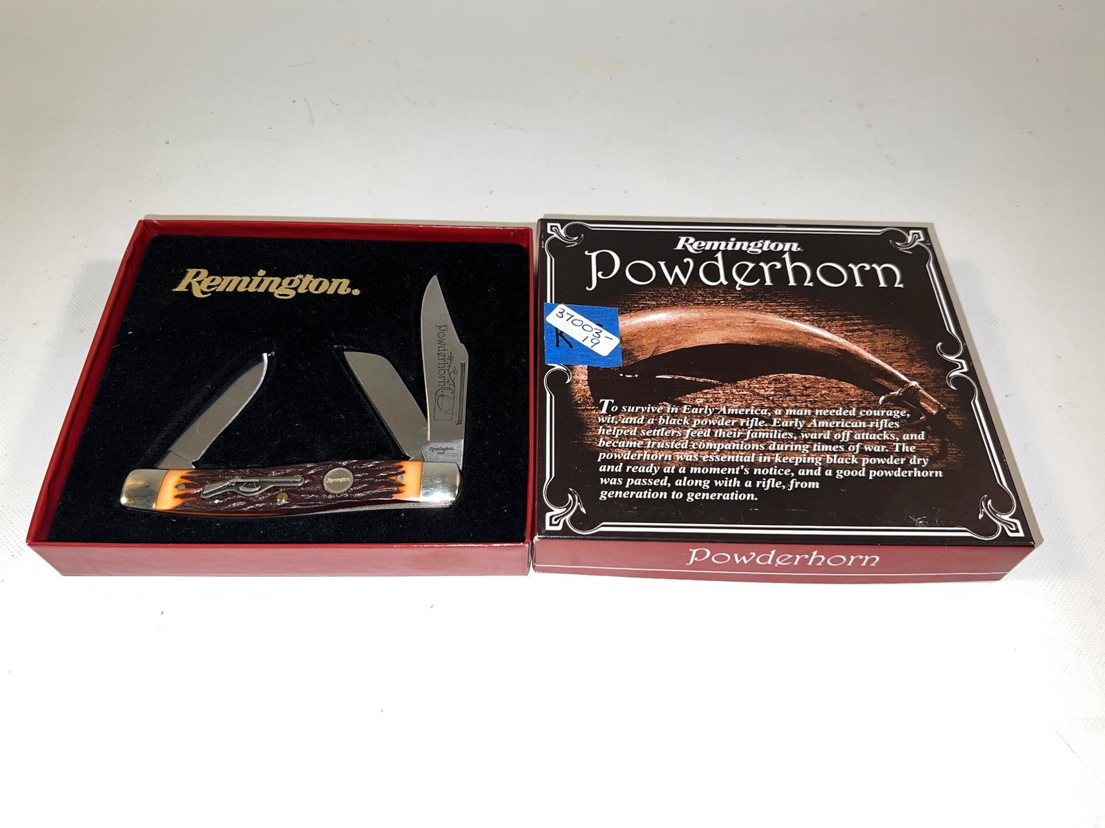 Remington Powderhorn Knife, new in box.: Remington Powderhorn Knife, new in box.