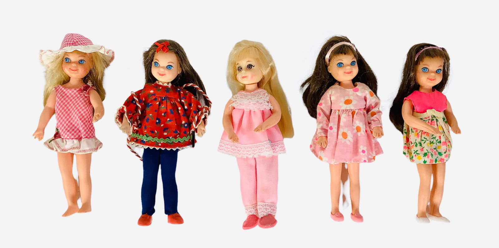 (5) Total Barbie's little sister Tutti & Chris.. (1) Sand Castles outfit comes with dress& hat (1) (1 of 1)