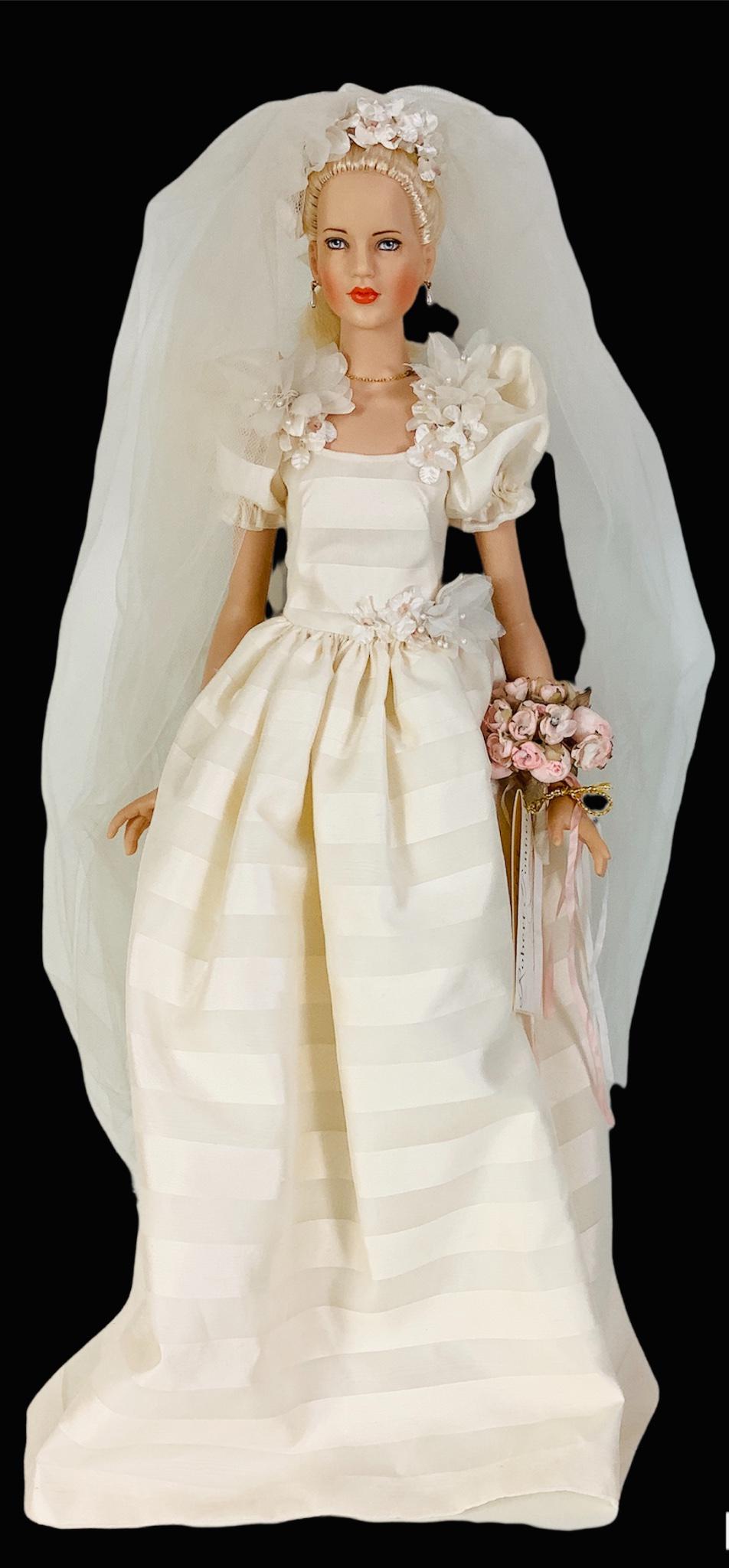20" Tonner "Gillian" doll 117/500. NIB. Box has some damage.: 20" Tonner "Gillian" doll 117/500. NIB. Box has some damage.