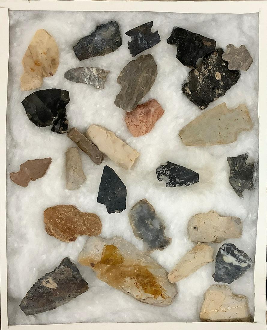 Lot of modern Flint Ridge area points in display box, 8.25" x 10.25".: Lot of modern Flint Ridge area points in display box, 8.25" x 10.25".