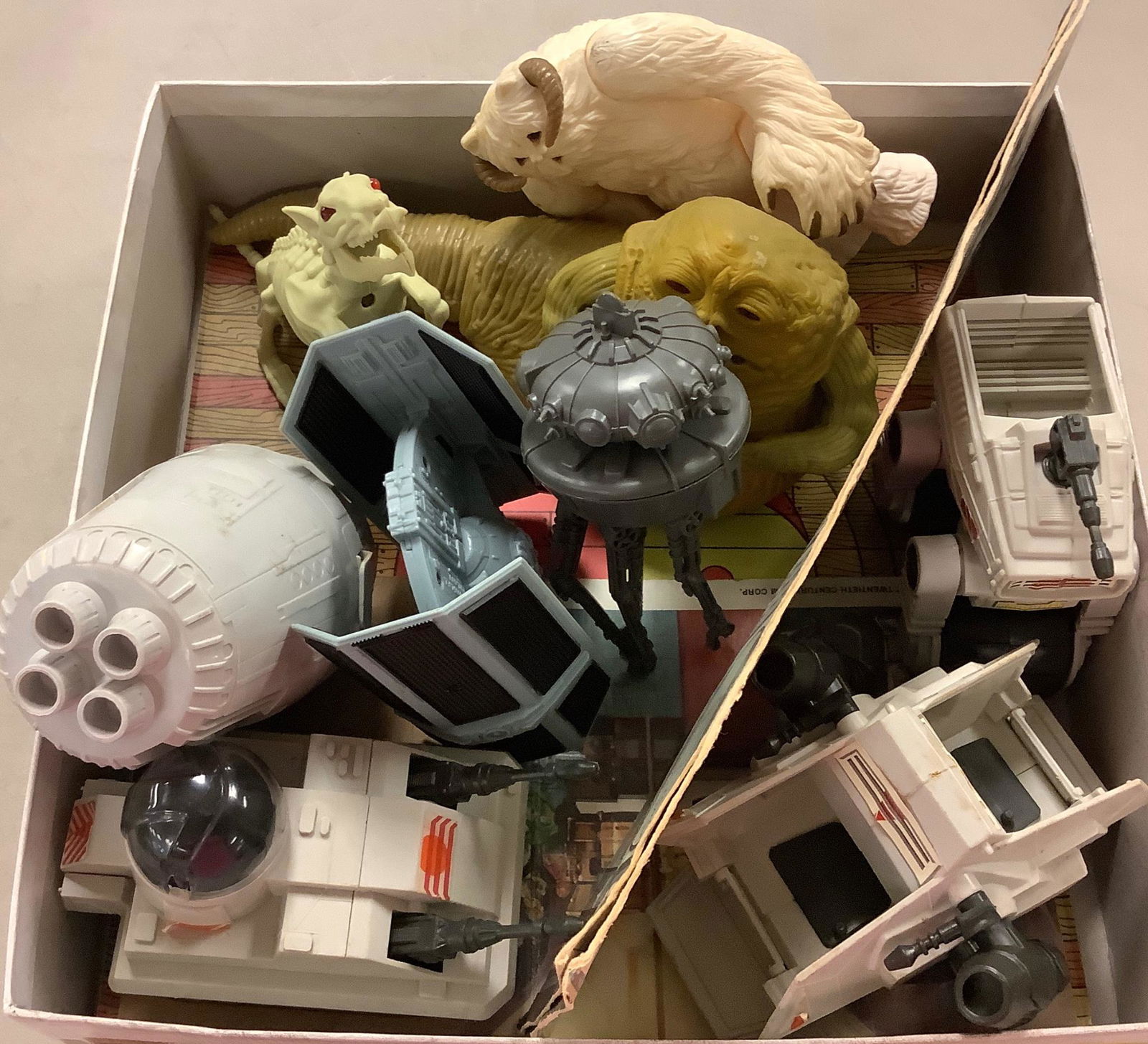 Lot of Vintage Star Wars figurines. (1 of 1)