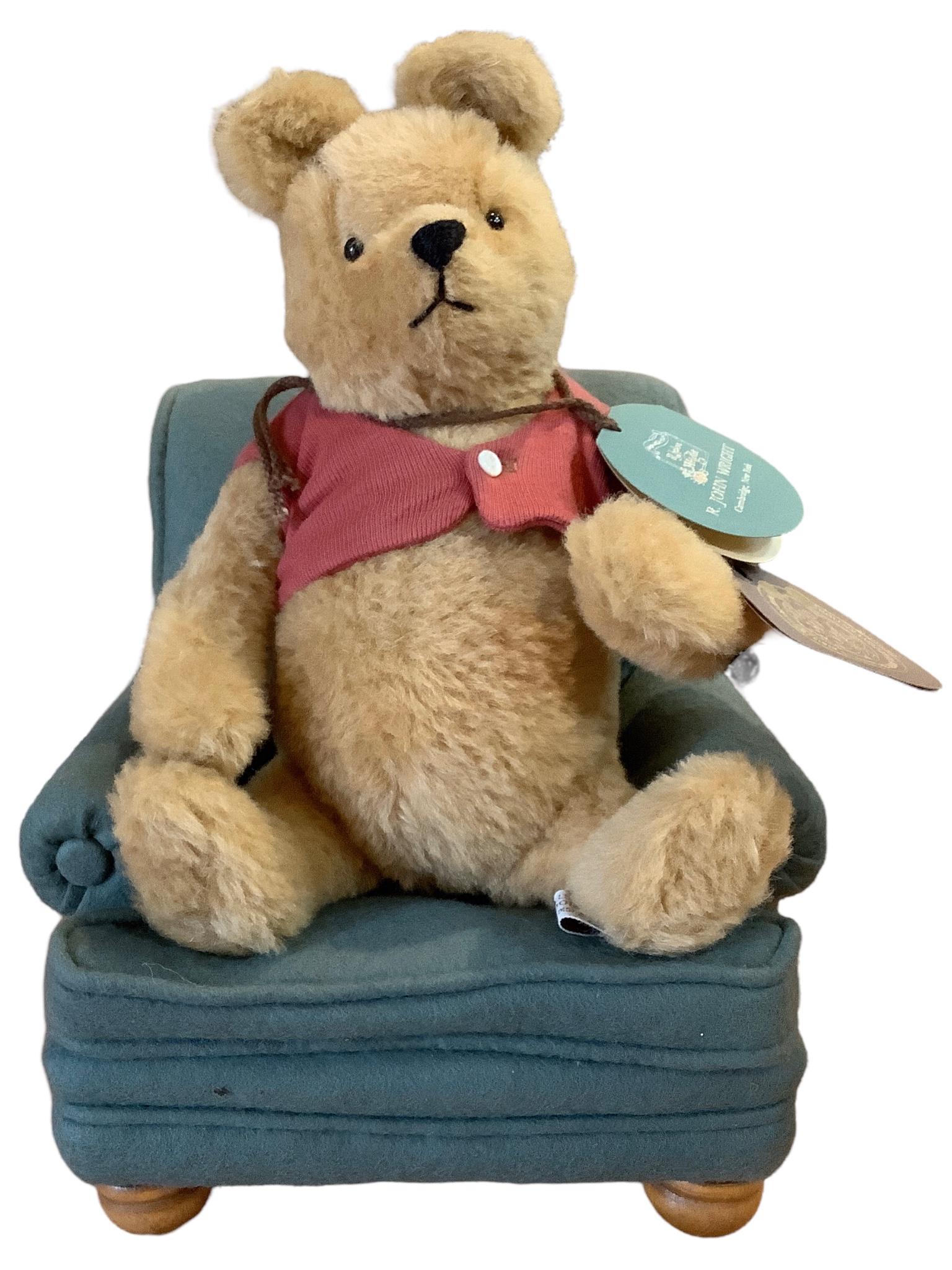 R.John Wright Winnie the Pooh & his favorite chair #41/500 w/ original box: R.John Wright Winnie the Pooh & his favorite chair #41/500 w/ original box