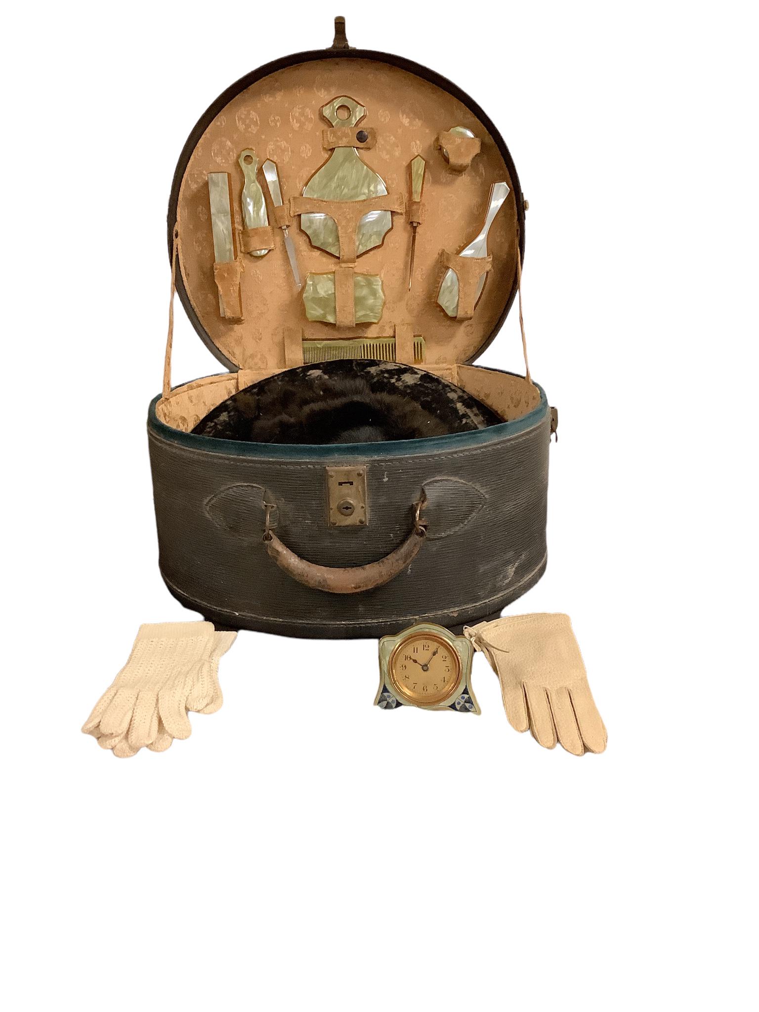 Vintage woman's hat case with wide brimmed hat marked Clardavi Hats, with Bakelite accessories (1 of 5)