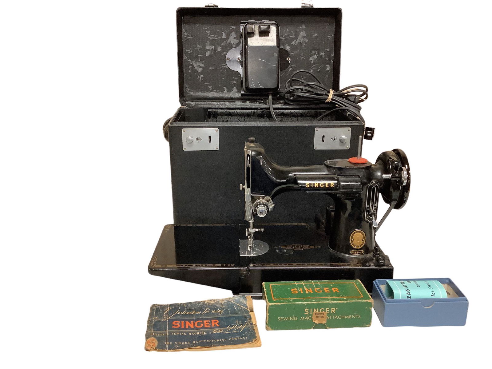 Vintage Singer Featherweight Sewing machine model 221. It does power on and does move freely. It is (1 of 6)
