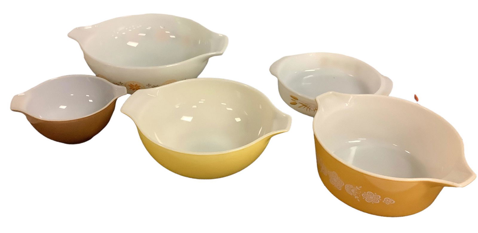 Lot of 5 kitchen bowls including a Fire-King casserole dish @ 9" wide, a Pyrex 1 1/2 pt. bowl, a (1 of 1)