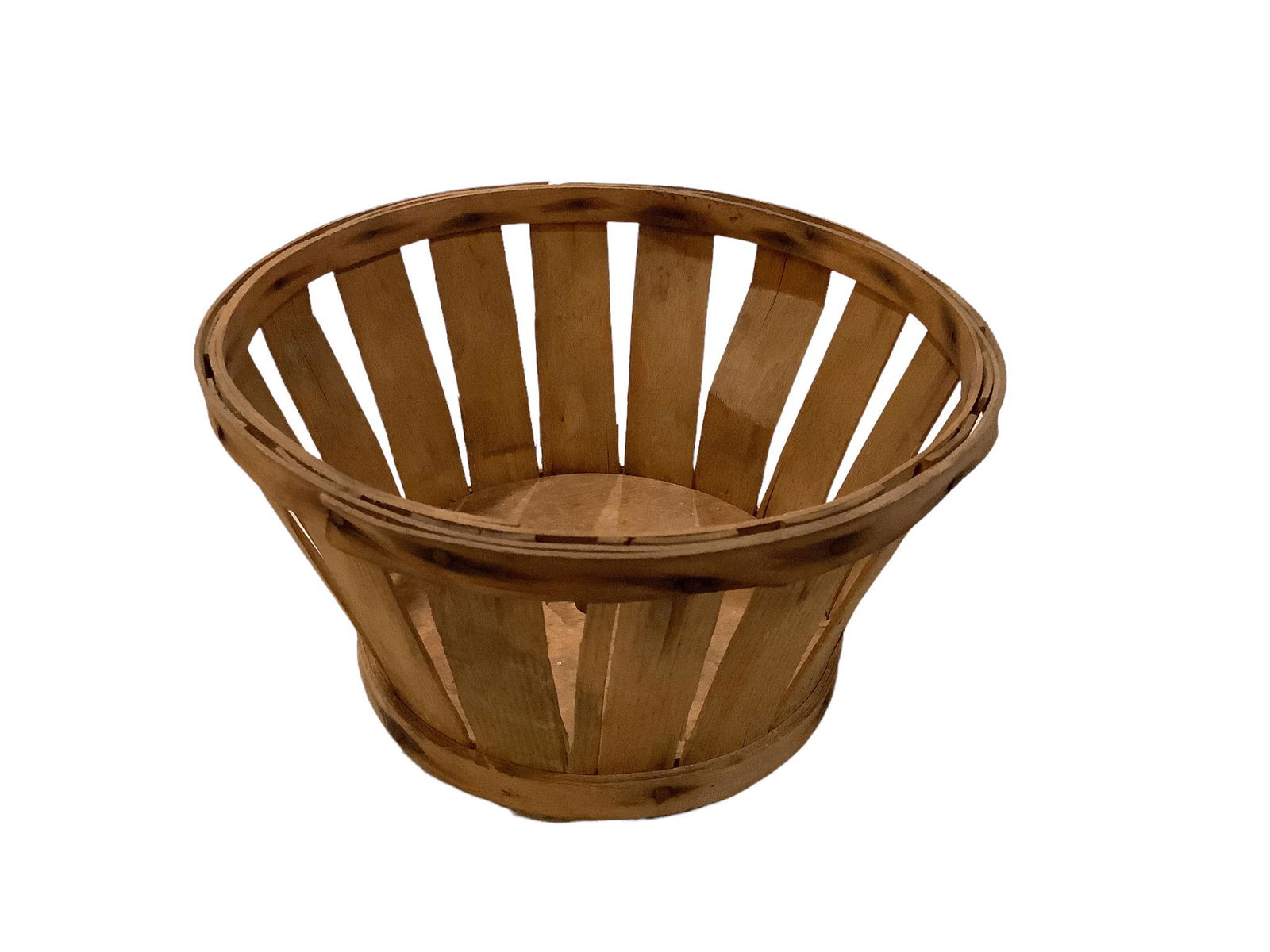 Small Shaker Berry Basket with wooden bottom. Very good condition with slight use related wear to a (1 of 3)