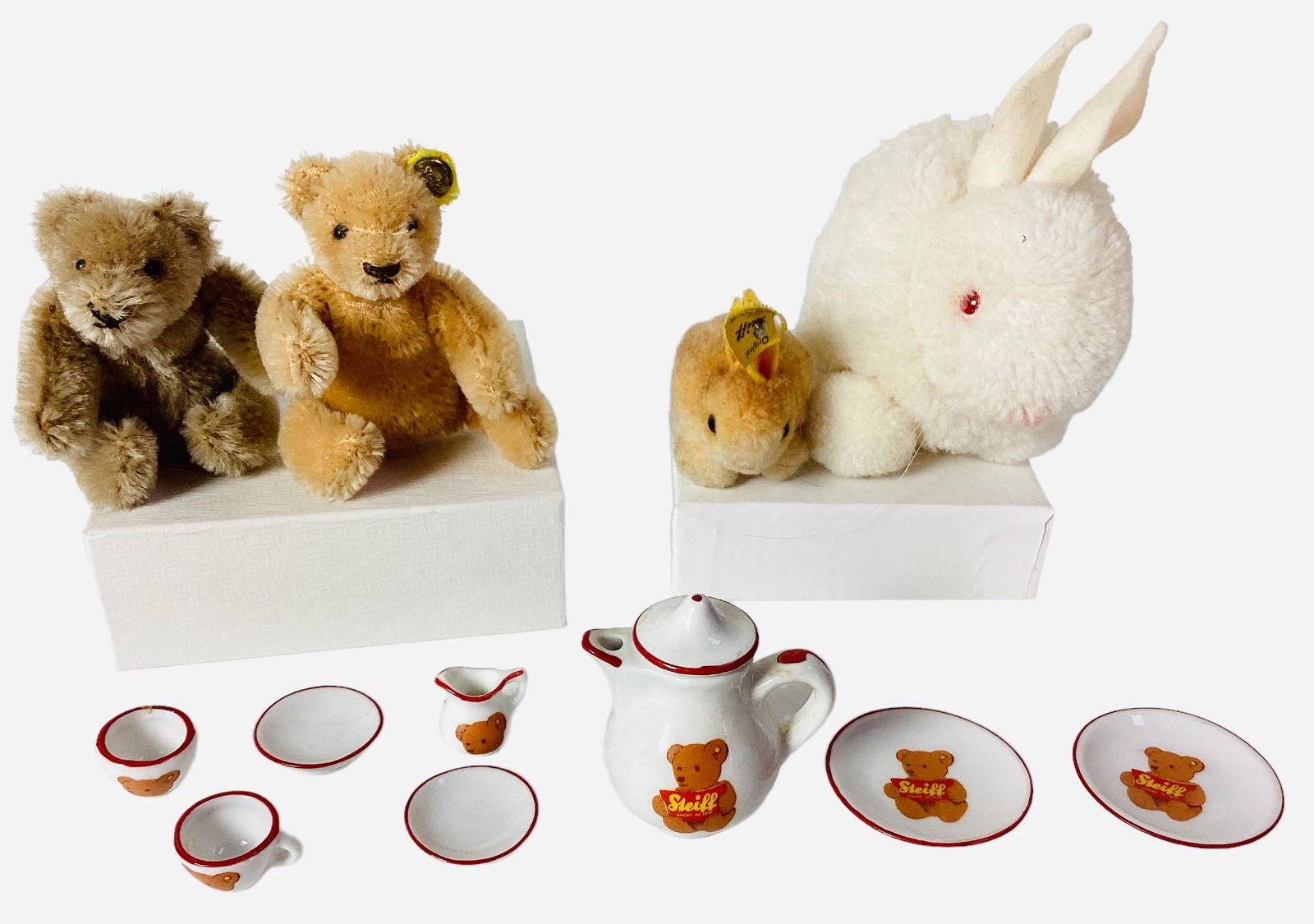Lot Vintage Steiff items. Includes two mohair flexi bears, two woolen "pom pom" rabbits (2" and 4") (1 of 2)