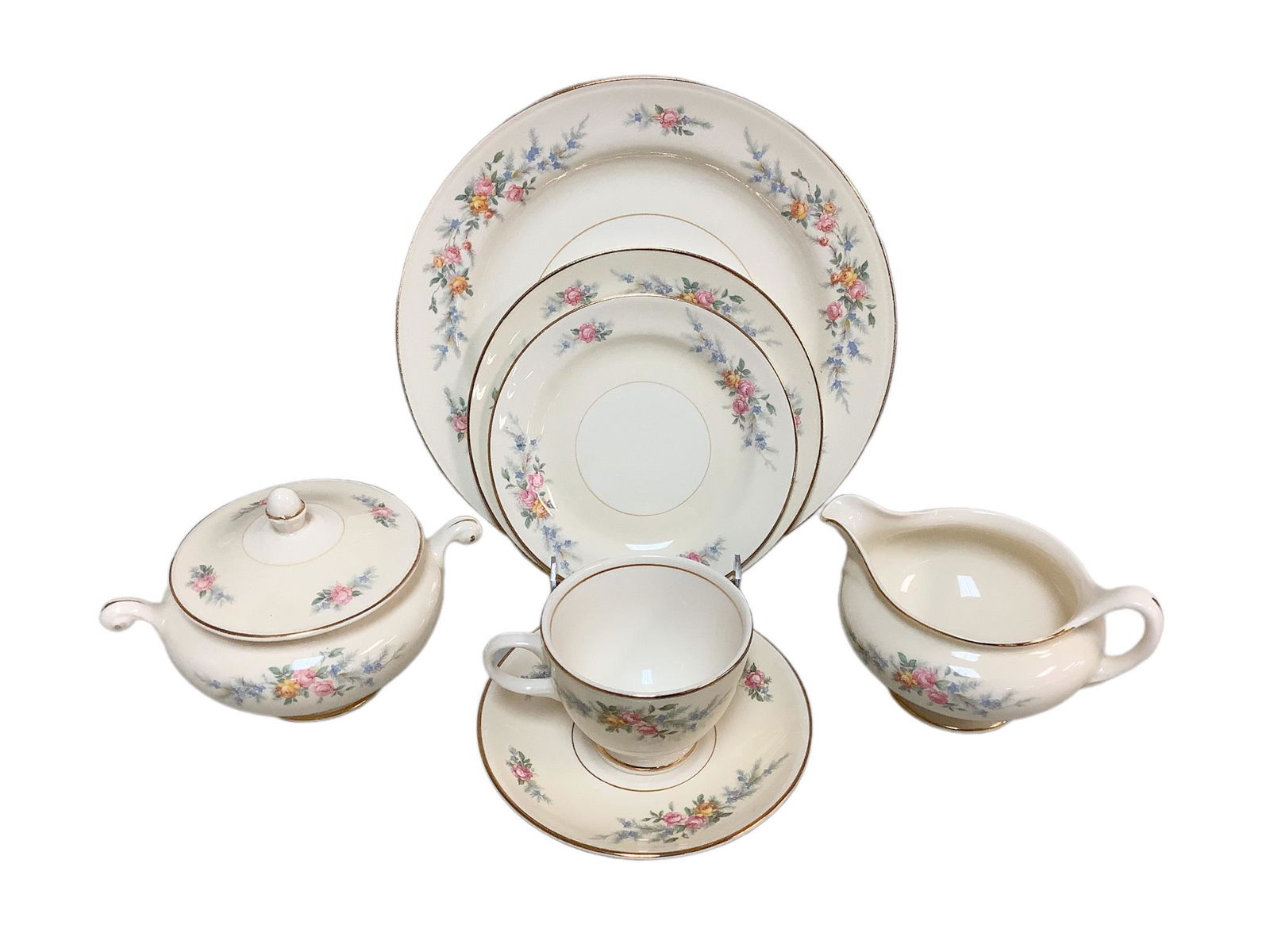 JSONS Eggshell Nautilus set of dinnerware with a total of 63 pieces. Minor wear on gold rims and (1 of 5)