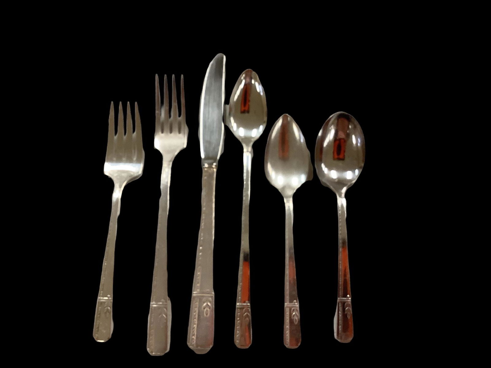 67 pieces of Oneida Grenoble silver plated flatware in wooden chest. (1 of 2)