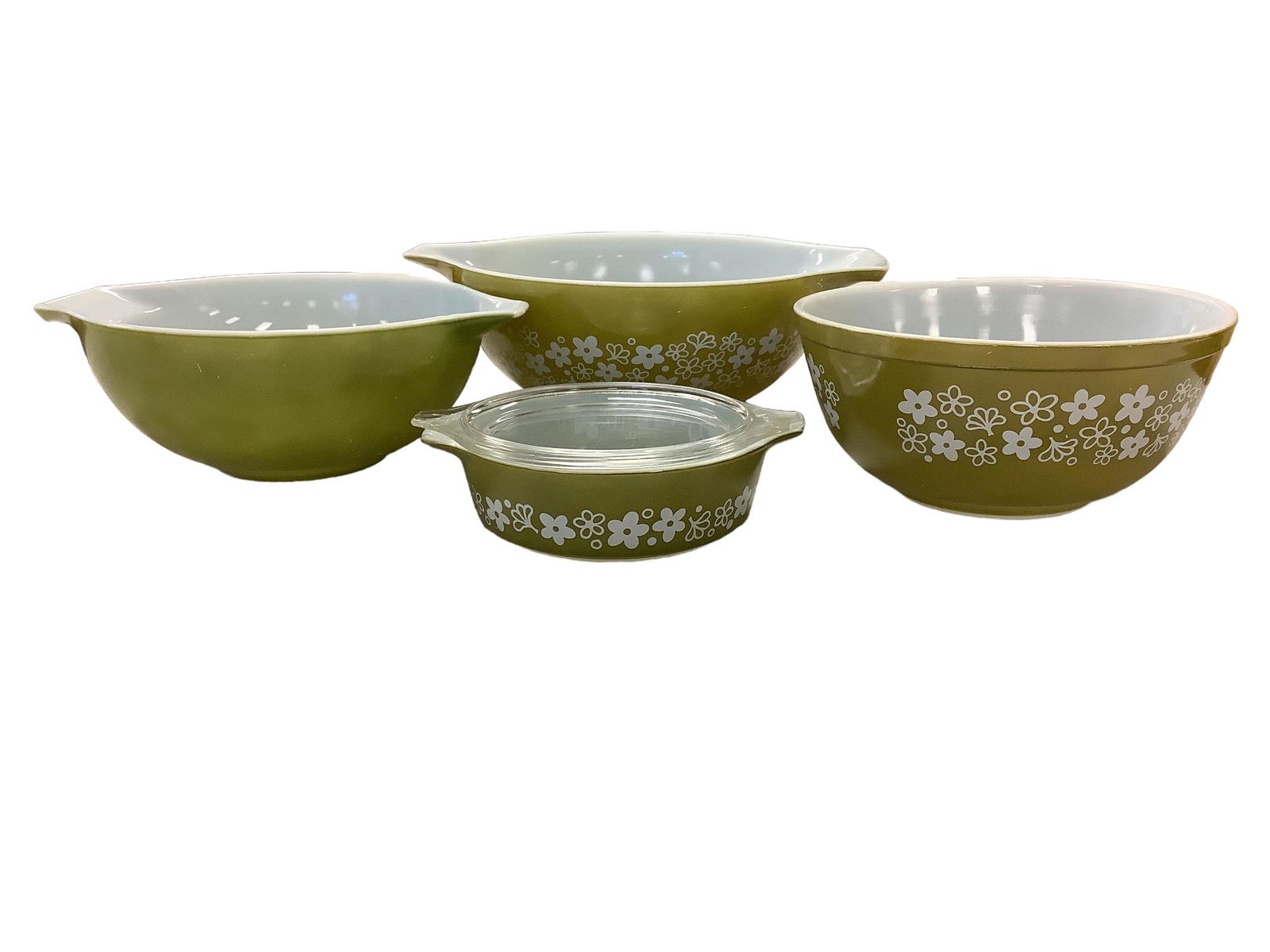 Lot of vintage Pyrex Avocado Green Spring Blossom bowls including a 2.5 qt., a 4 qt., a covered 1 (1 of 1)