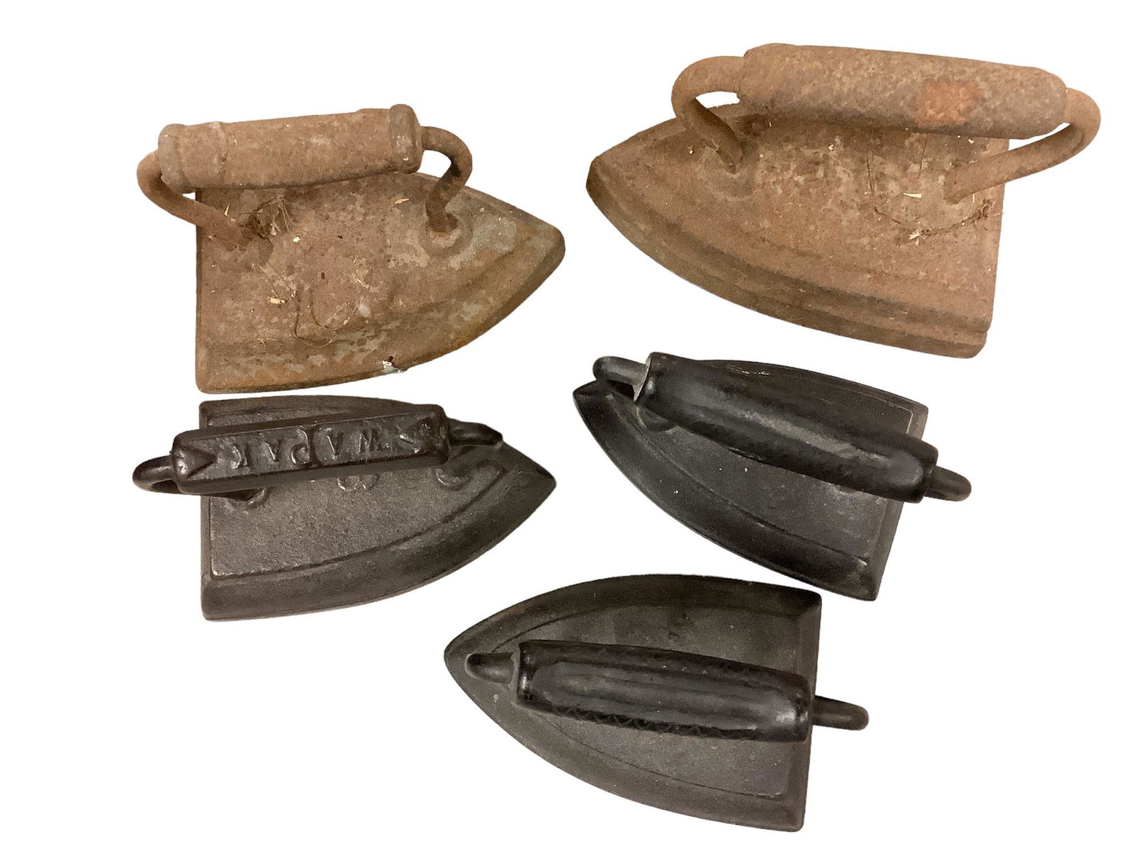 Box lot of cast iron sad irons ranging in length from 7" to 6".: Box lot of cast iron sad irons ranging in length from 7" to 6".
