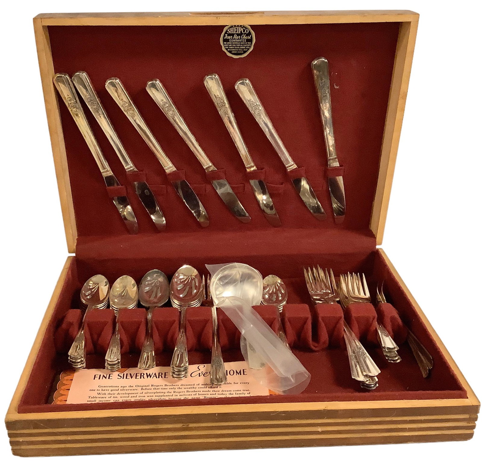 Wm Rogers overlaid silver plated silverware in case w/ guarantee paperwork (1 of 6)