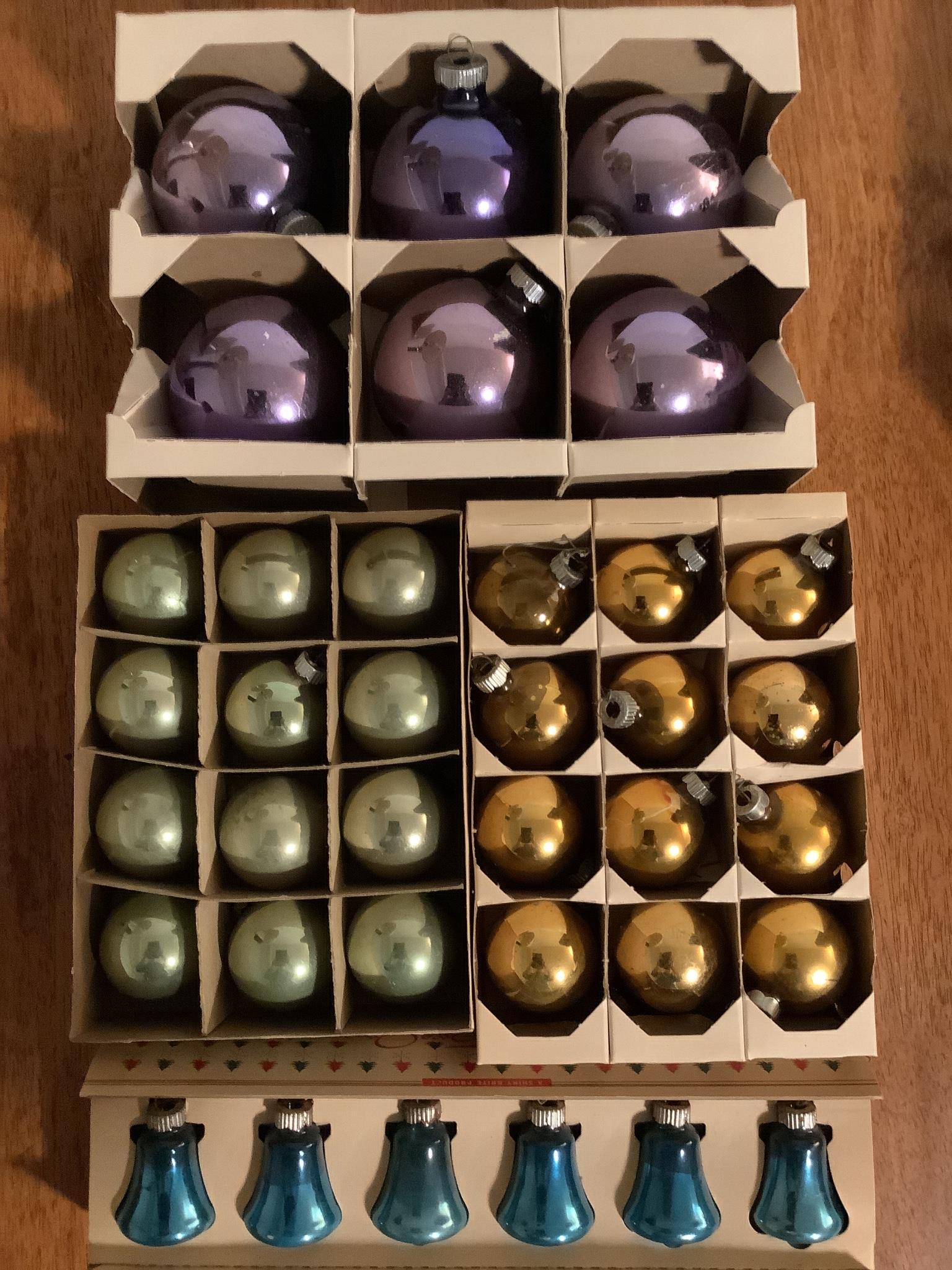 Lot of 4 boxes and one tray of vintage Shiny Brite solid color ornaments. The gold and green are in: Lot of 4 boxes and one tray of vintage Shiny Brite solid color ornaments. The gold and green are in boxes marked gold and green on the ends. They all show some wear.
