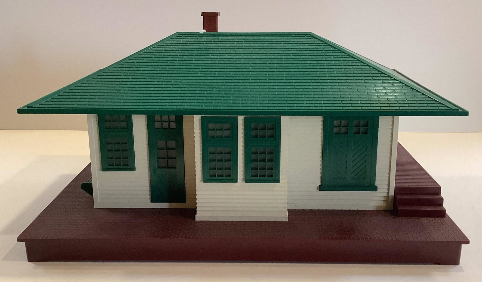 Lionel post war # 132 illuminated station (1 of 2)