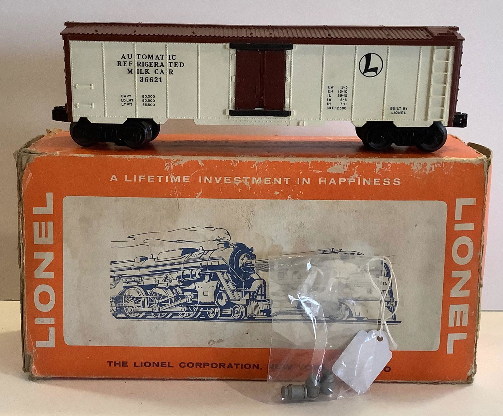 Lionel post war 3662 operating milk car missing platform. It does have 3 milk cans with box. (1 of 1)