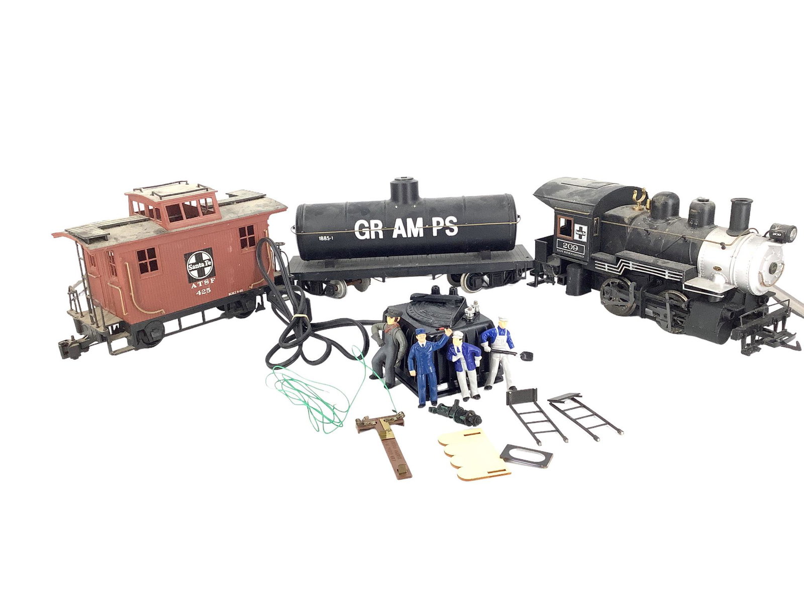 Aristo - Craft G scale Santa Fe 4-0-G Steam engine , Gramps oil car and a Big hauler Santa Fe ATSF: Aristo - Craft G scale Santa Fe 4-0-G Steam engine , Gramps oil car and a Big hauler Santa Fe ATSF 425 Caboose . Controller and some figures and Accessories