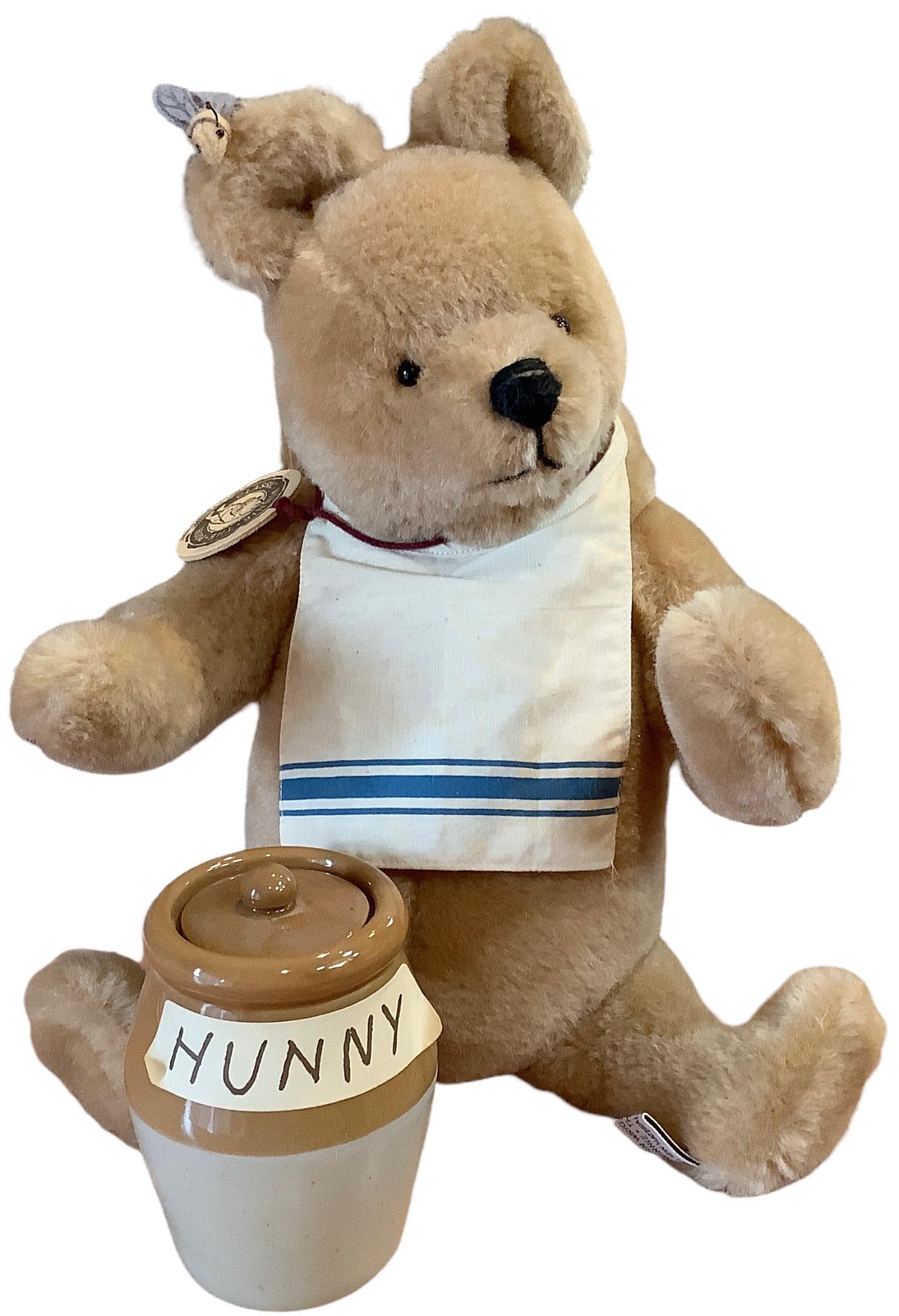 R.John Wright classic Winnie the Pooh w/ honey pot #1511/5000 w/ original box (1 of 1)