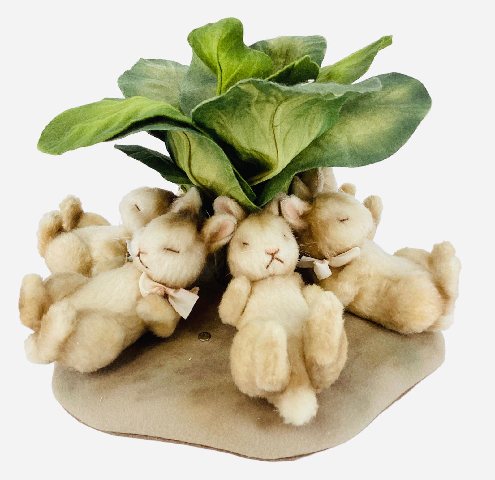 R. John Wright 2001 Beatrix Potter Collection The Flopsy Bunnies, with original box and COA. Limited: R. John Wright 2001 Beatrix Potter Collection The Flopsy Bunnies, with original box and COA. Limited edition No. 012/500.