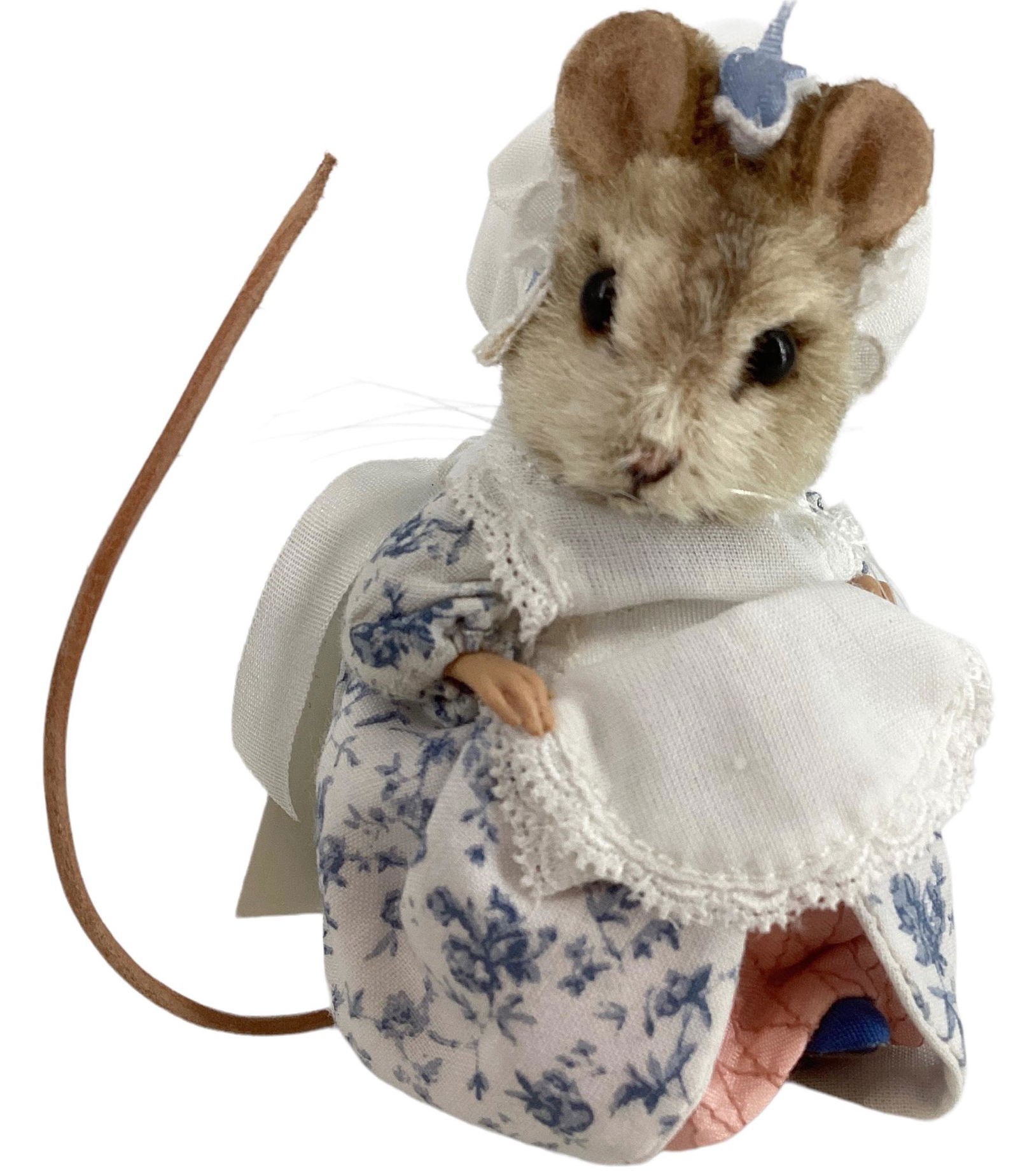 R. John Wright "Lady Mouse" from the Beatrix Potter Collection. 3 1/2" mohair mouse with applied (1 of 2)