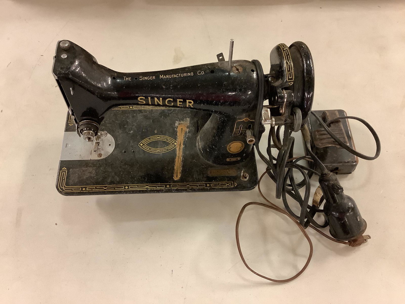 Vintage Singer sewing machine with light and foot petal.Lots of surface rust ,wires are in poor (1 of 1)