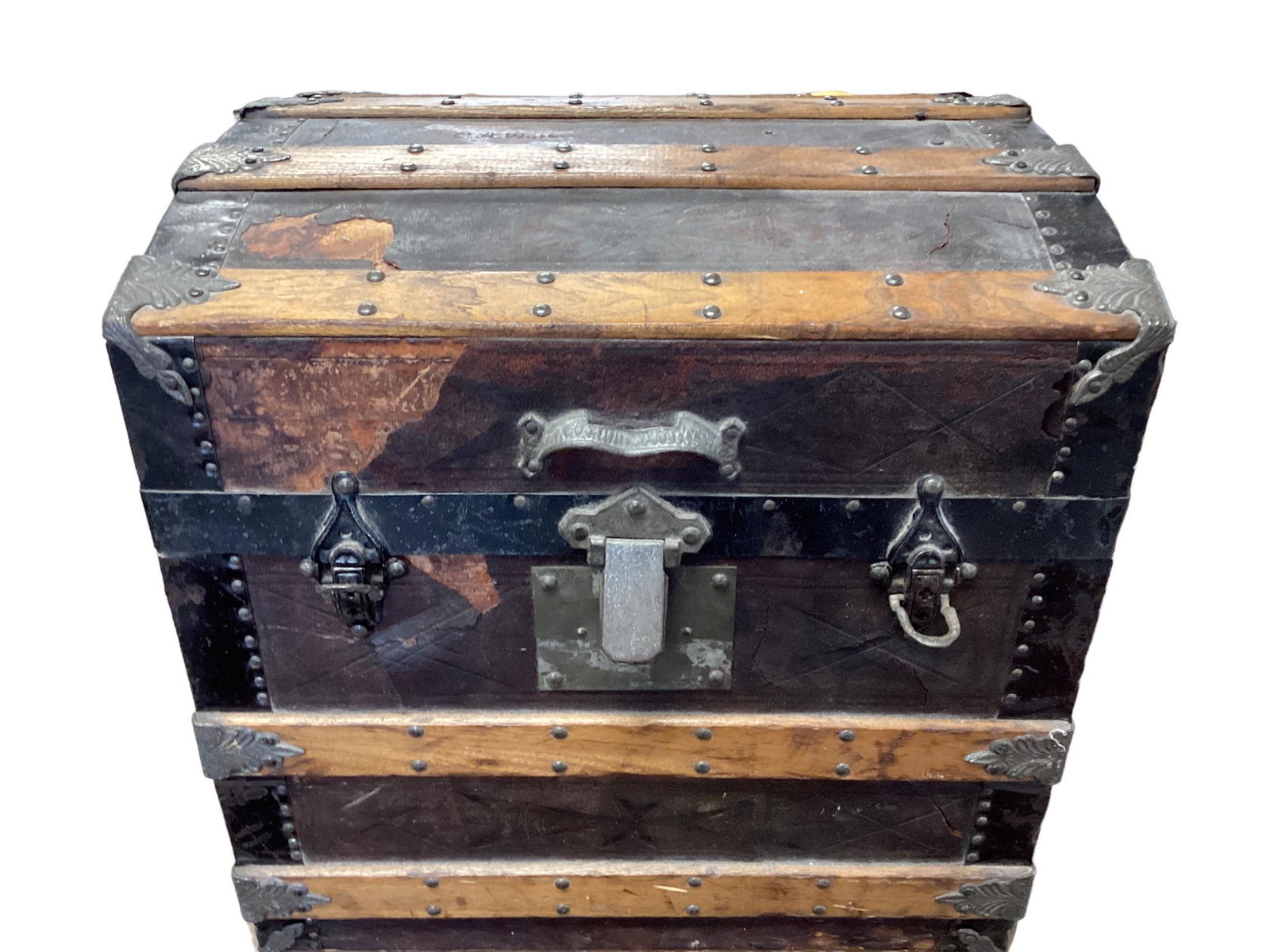 Antique small steamer trunk measuring 18” x 15 1/2” x 18” high. One hinge is (1 of 2)