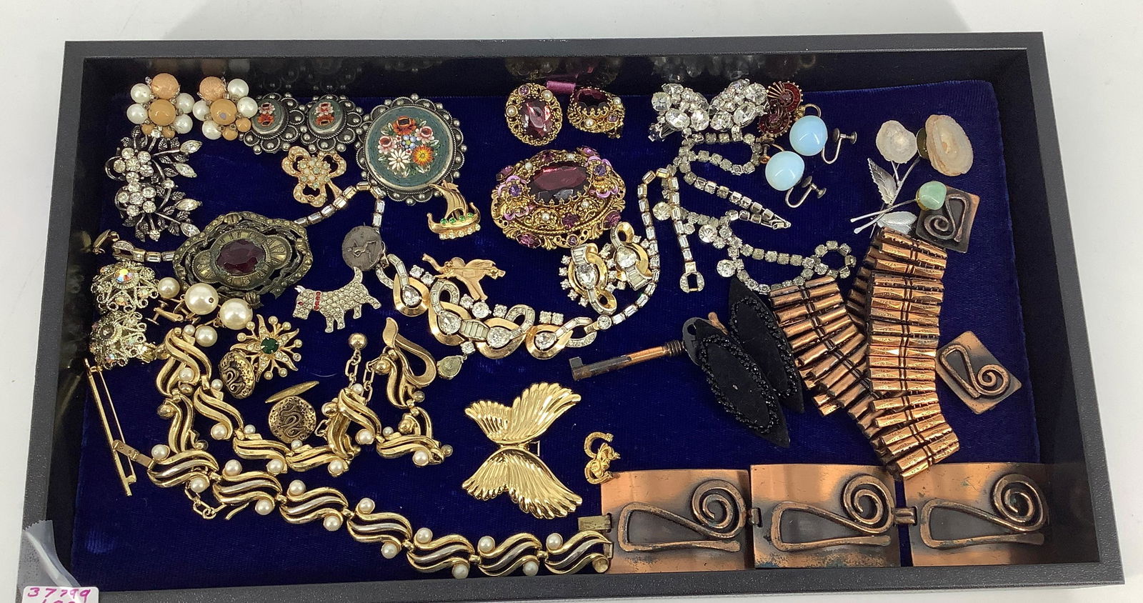 Fantastic Assortment Of Vintage Jewelry (1 of 3)