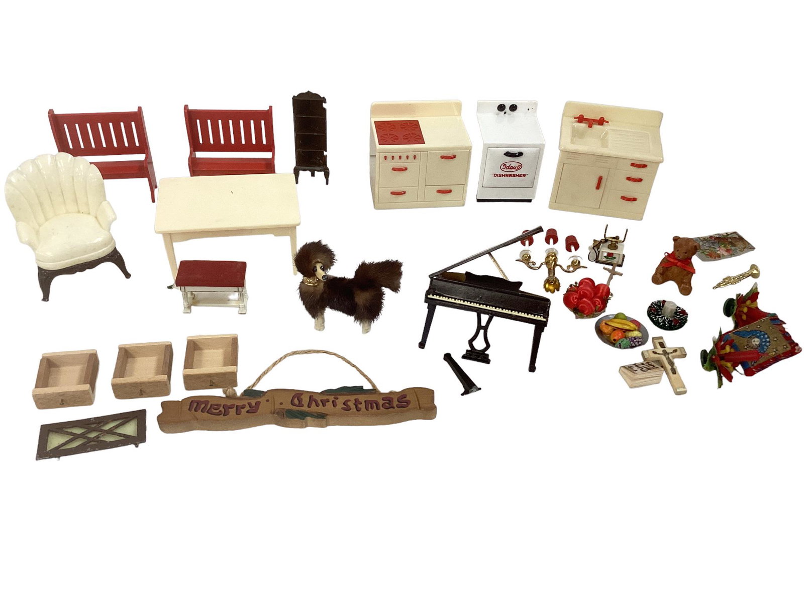 (25) pieces of plastic and metal doll house furniture and items including "Ideal.": (25) pieces of plastic and metal doll house furniture and items including "Ideal."