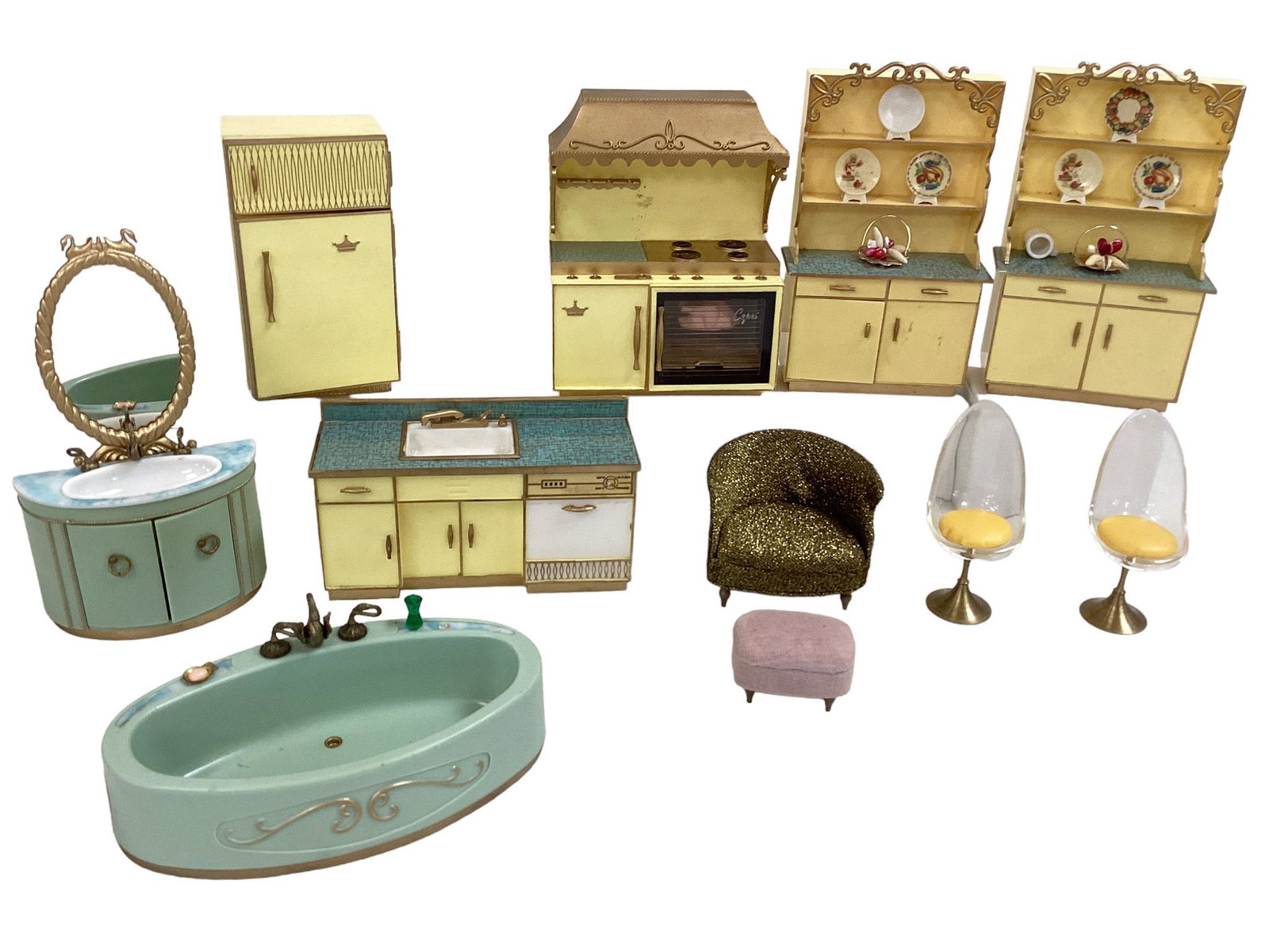 (11) pieces of plastic doll house furniture including Ideal.: (11) pieces of plastic doll house furniture including Ideal.