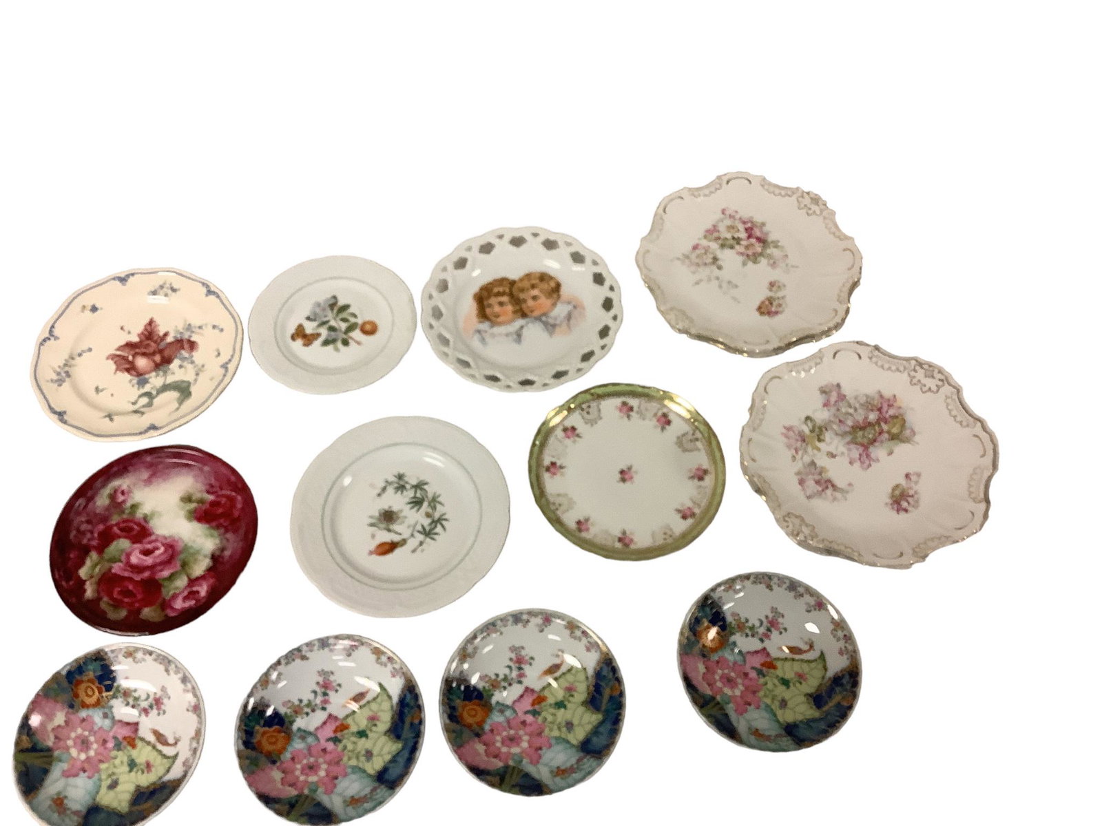 Variety of Saucers and Plates: (6) saucer plates and (4) berry bowl (5) 8î plates.Shipping Note: $65.00 packing and materials fee plus actual carrier costs.