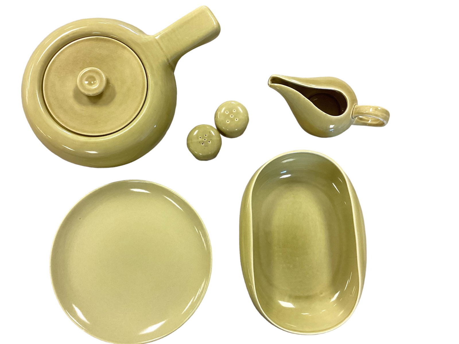 Russel Wright by Steubenville in Chartreuse: (6) pieces, including salt & pepper, covered casserole dish, 9-1/4î plate, gravy boat, folded edge oval bowl.