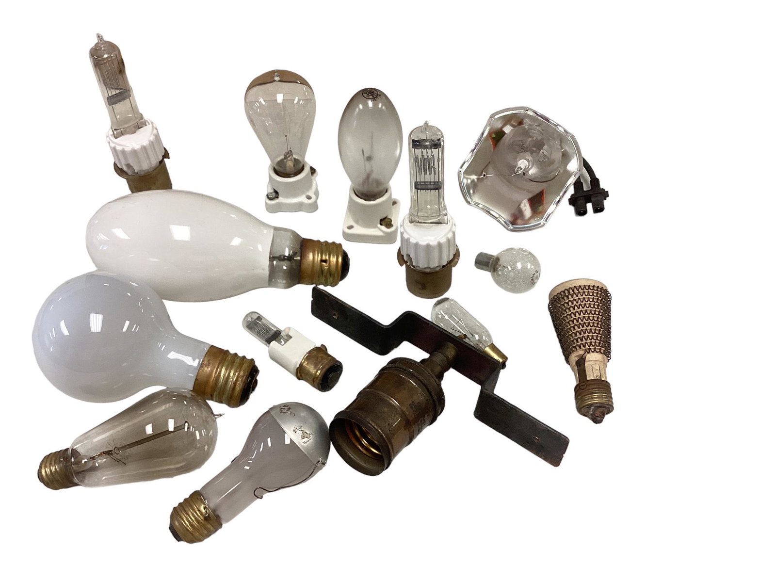 (14) Light Bulbs and Sockets: (14) Light Bulbs and Sockets working condition unknown