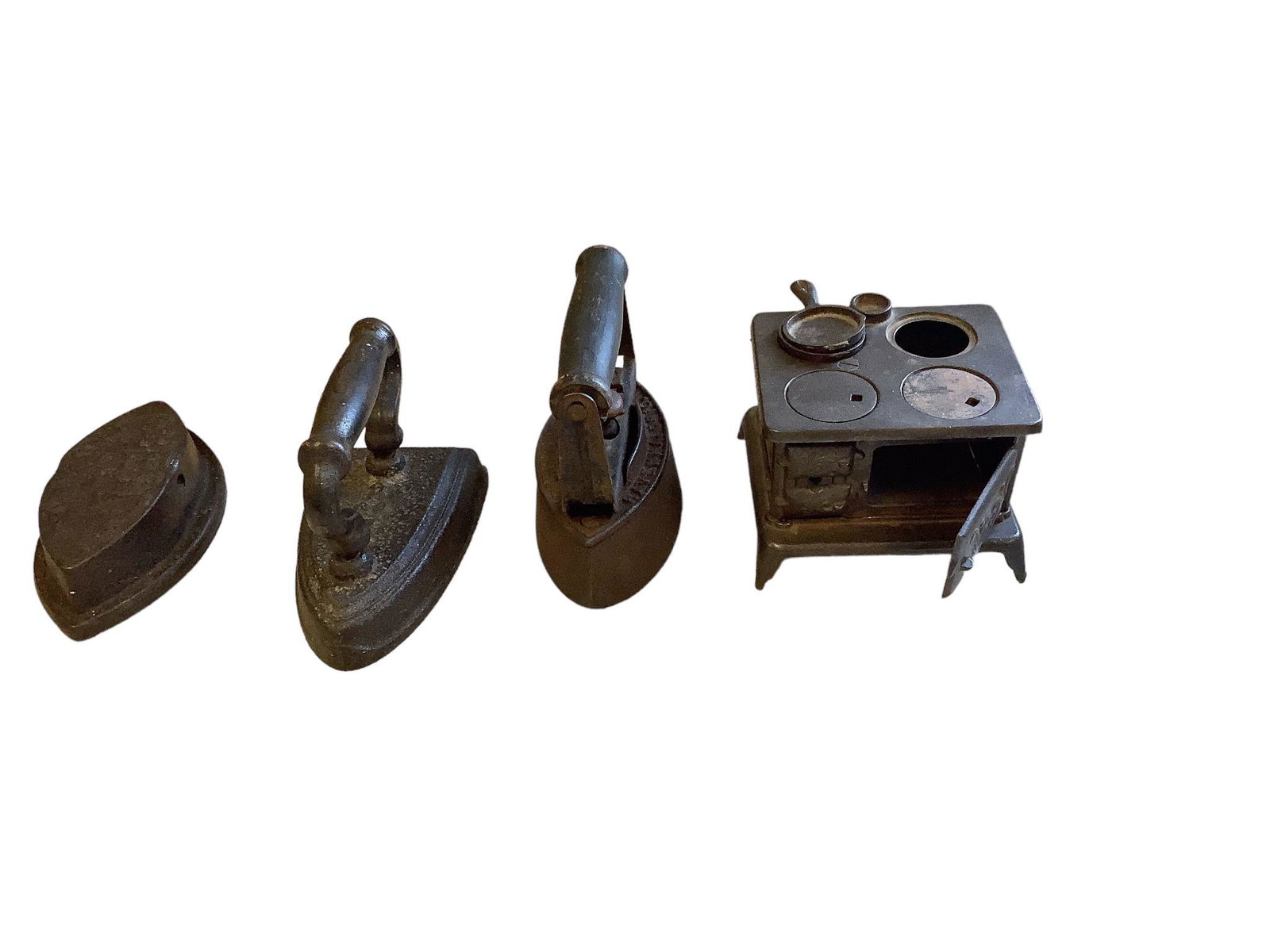 Cast Iron Toy Stove and Irons: Cast Iron Toy Stove and Irons Irons 6î to 7î long. Donít know weight.