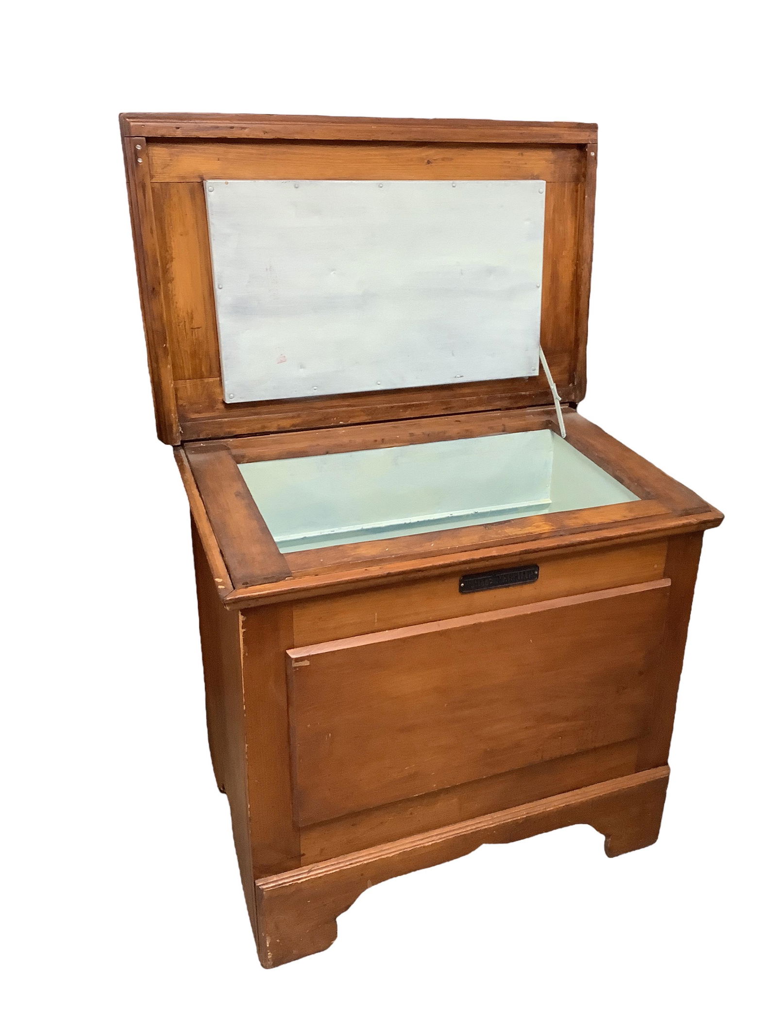 White Mountain Ice Chest: White Mountain Ice Chest 31"x 35" x 22"