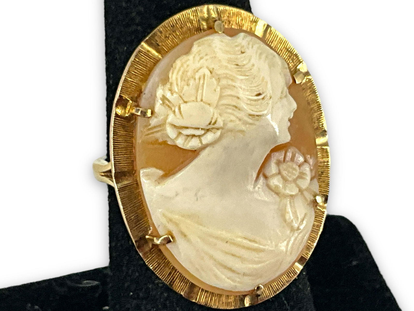 14kt Yellow Gold Cameo Ring (1 of 4)