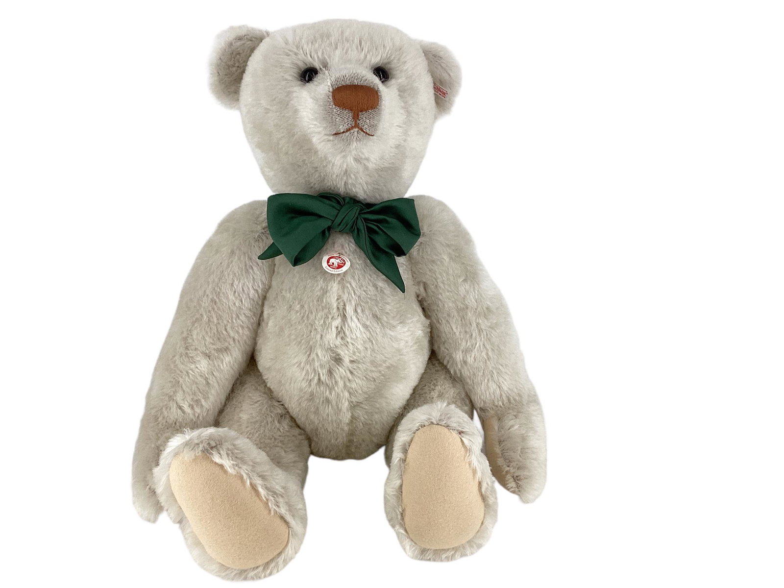 Steiff "Sebastian" 2008 North American Limited Edition: Steiff "Sebastian" 2008 North American Limited Edition 498/1500, 26 1/2" L, growler, ear button, tag, bag, COA and shipping box included.