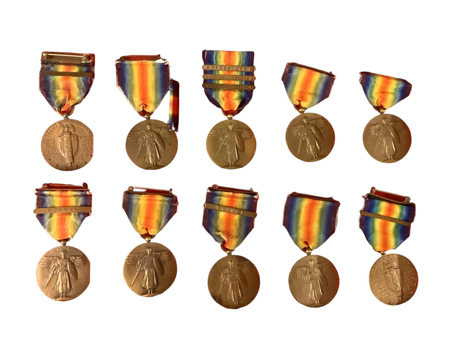 Group of (10) WWI US Victory Medals: Group of (10) WWI US Victory Medals Includes case. Medals are all the same. Country bars on ribbon, if present, may differ.
