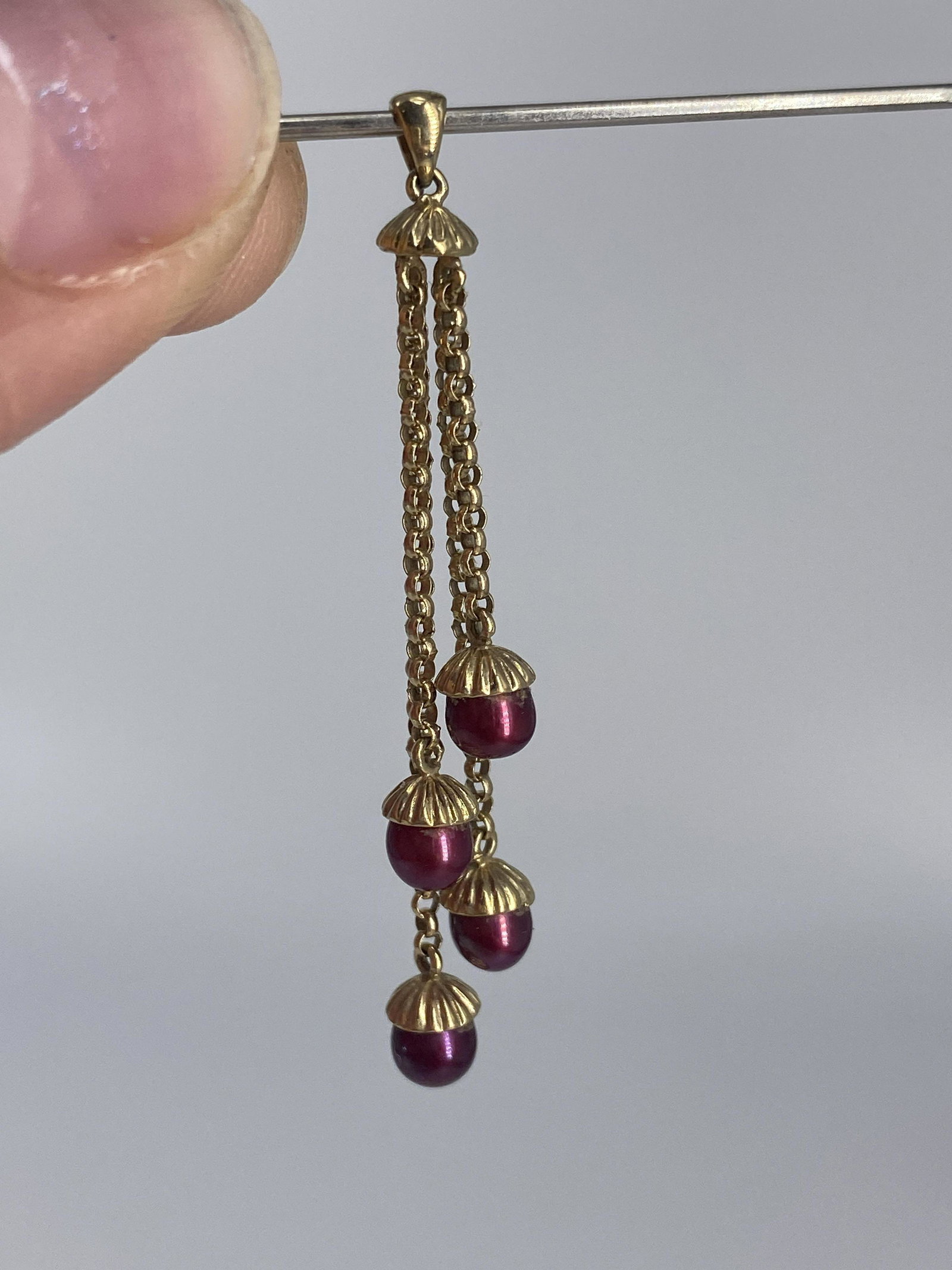 Adorable 10kt Yellow Gold Tassel Style Pendant With Cultured Pearl Accents: Adorable 10kt Yellow Gold Tassel Style Pendant With Cultured Pearl Accents Measuring (1.9î) in length with four fine rolo chain dangles accented with a (4.1mm) maroon cultured pearl in each toppe