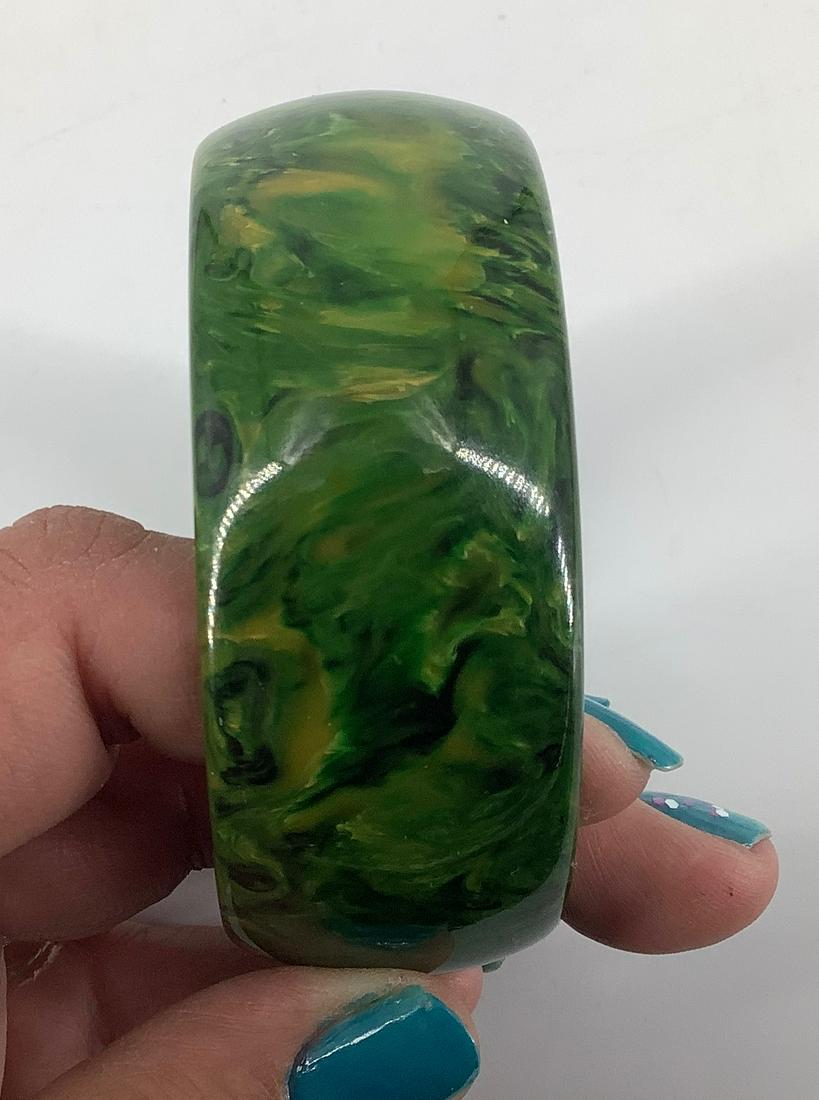 Vintage Bakelite Bracelet: Vintage Bakelite Bracelet With an inner diameter of (2.5î), measuring (1.11î), featuring swirls of yellow & green tones.