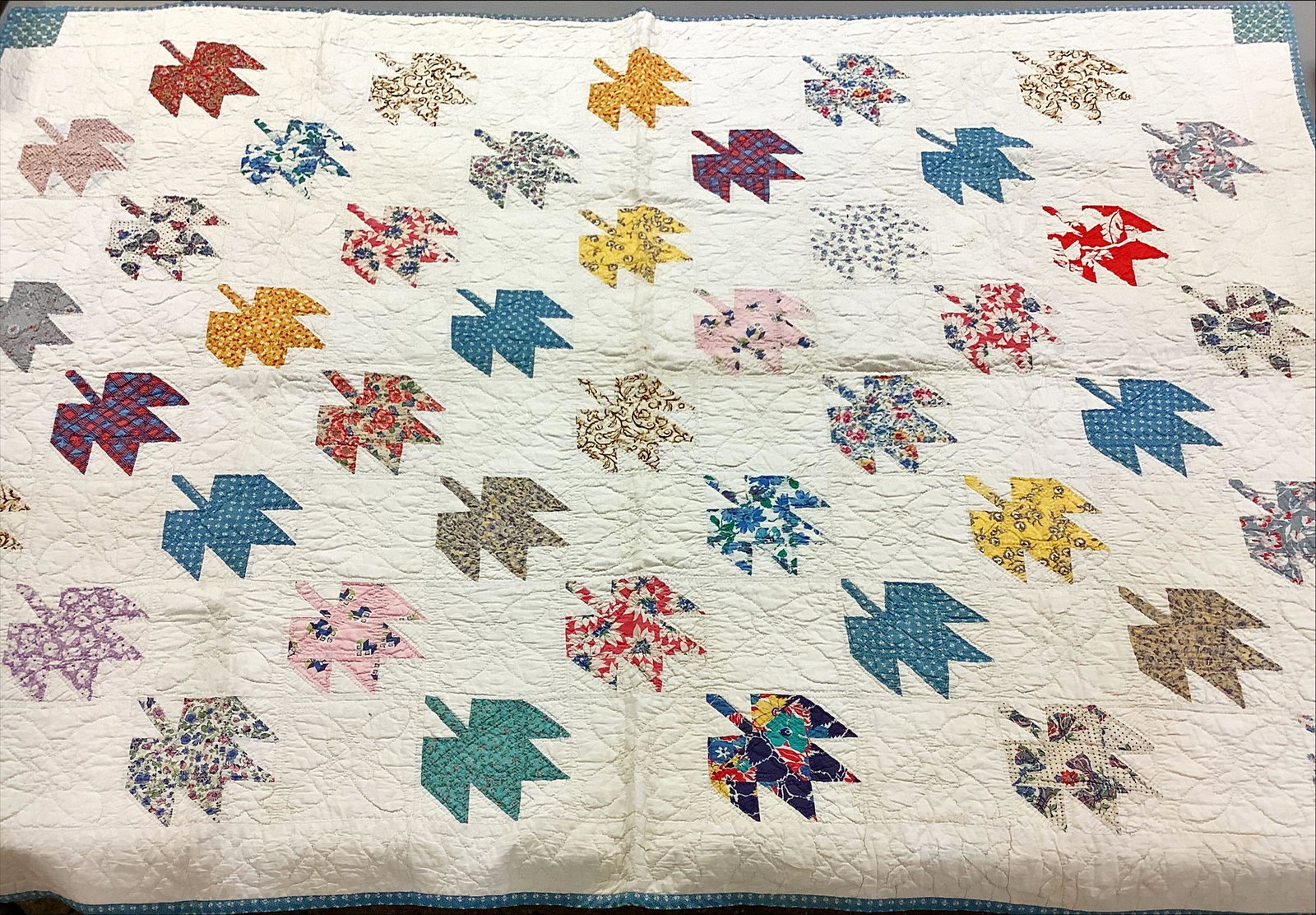 Vintage Quilt: Vintage Quilt 62î x 82î, no tears, small spots, see pictures.