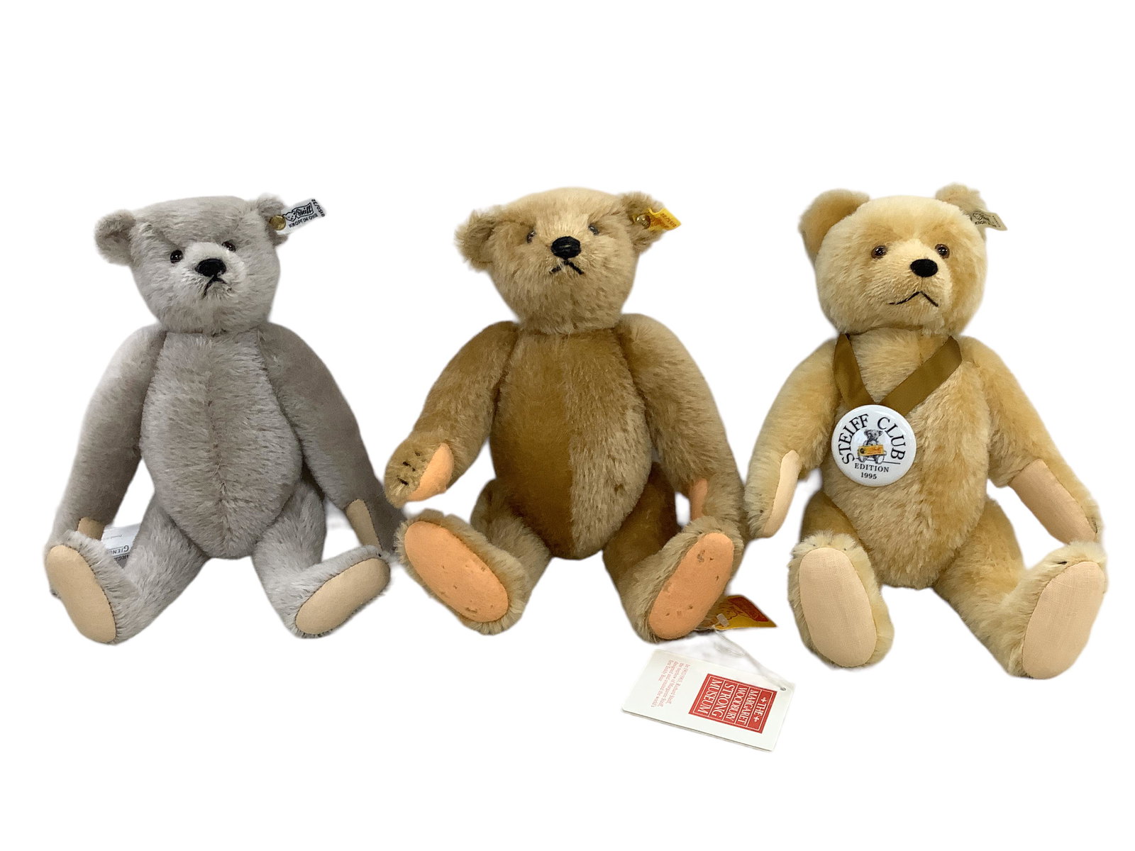 (3) Steiff Bears: (3) Steiff Bears Ranging in height from 12î - 13.5îH.