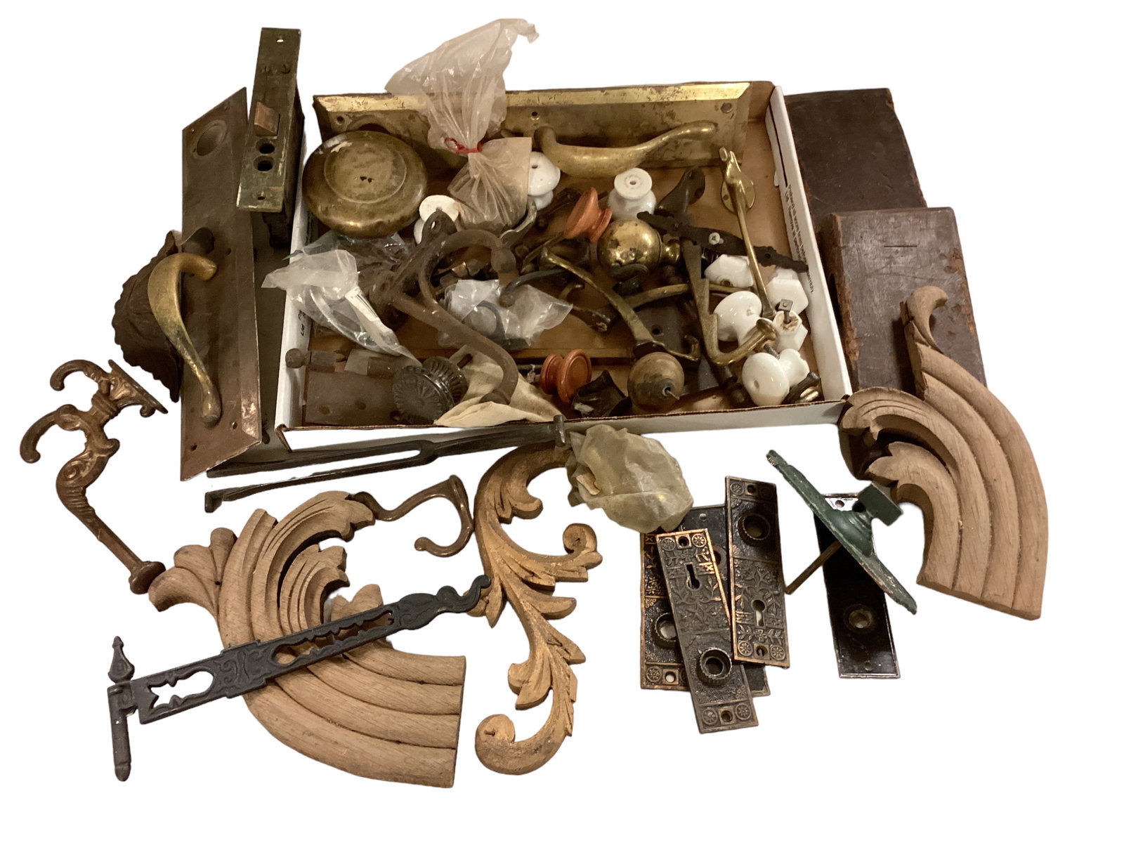 Door and Furniture Hardware, and Accents: Door and Furniture Hardware, and Accents See photo for contents.