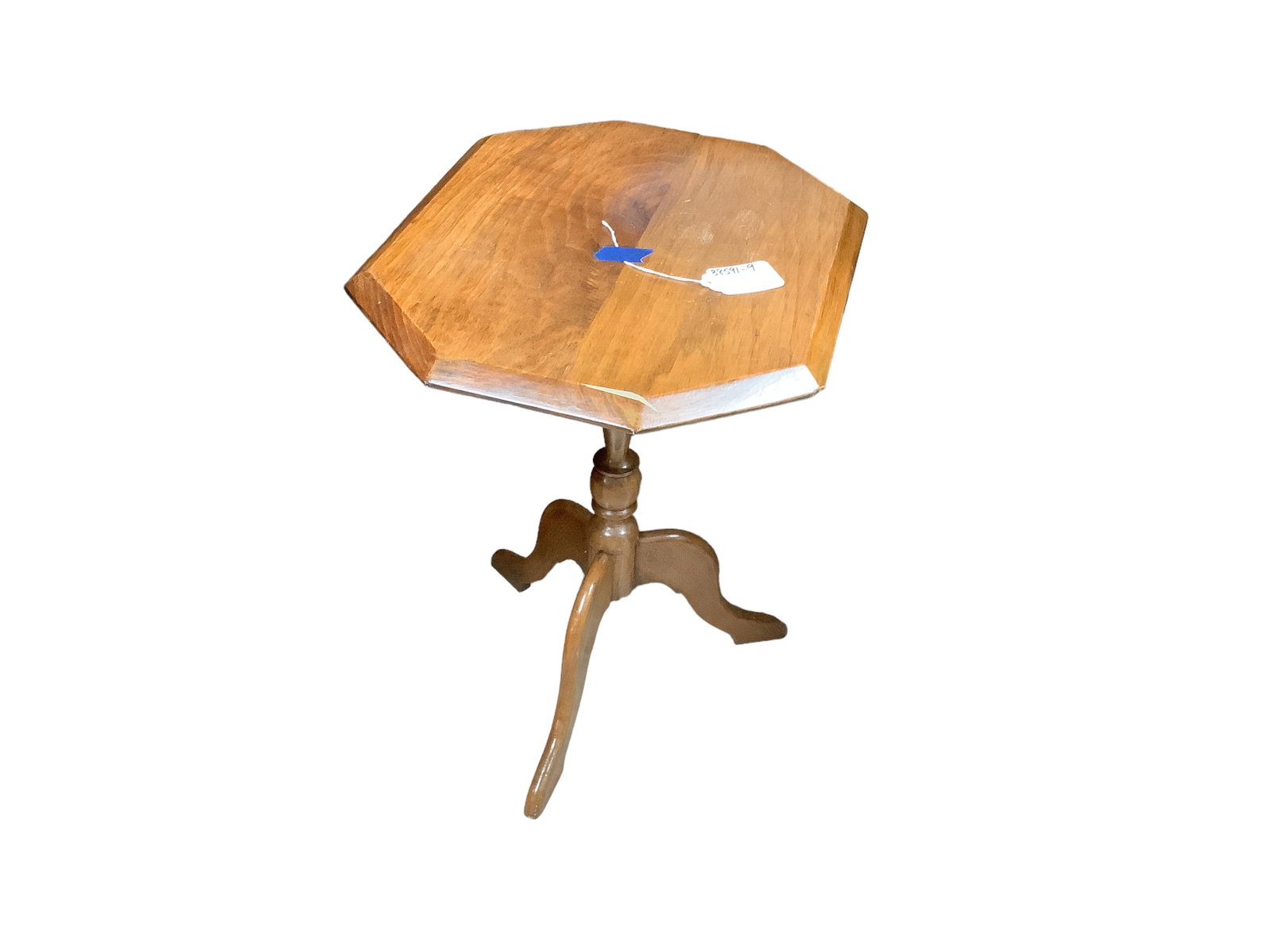 Tilt Top Side Table: Tilt Top Side Table It measures 20î L x 16î W x 23î H.