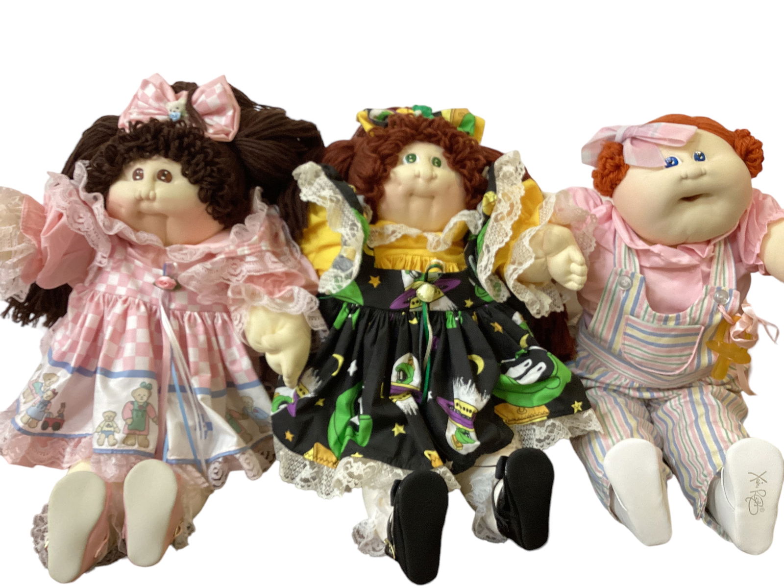 Xavier Roberts Original Cabbage Patch Kids 1984, 1985, 1986: Xavier Roberts Original Cabbage Patch Kids 1984, 1985, 1986 (3) Original soft sculpture dolls, screened signatures. Complete paperwork. 1984 Cassandra Vivian KPZ 23440/30000, 1985 crib baby with remov