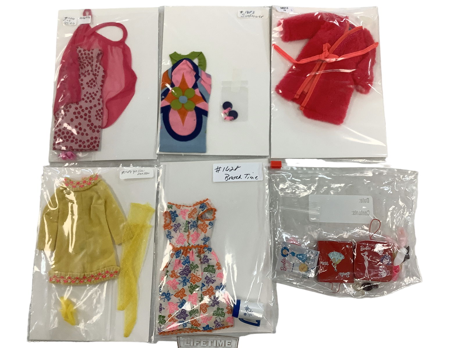 (6) BARBIE CLOTHES (1 of 5)